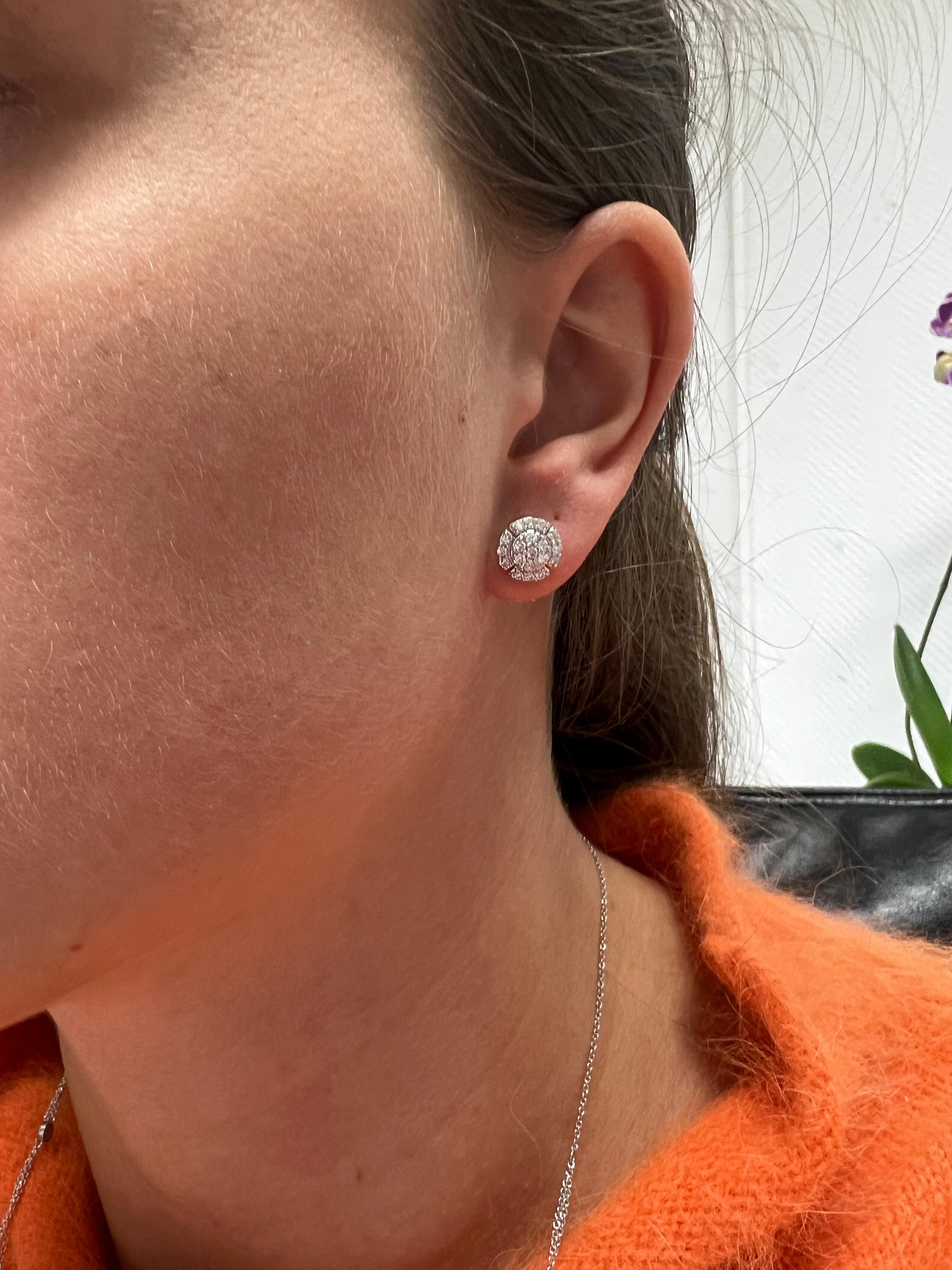 Boucles d'oreilles en or blanc 18KT avec diamant naturel .52 CT Round Cluster Unisexe en vente