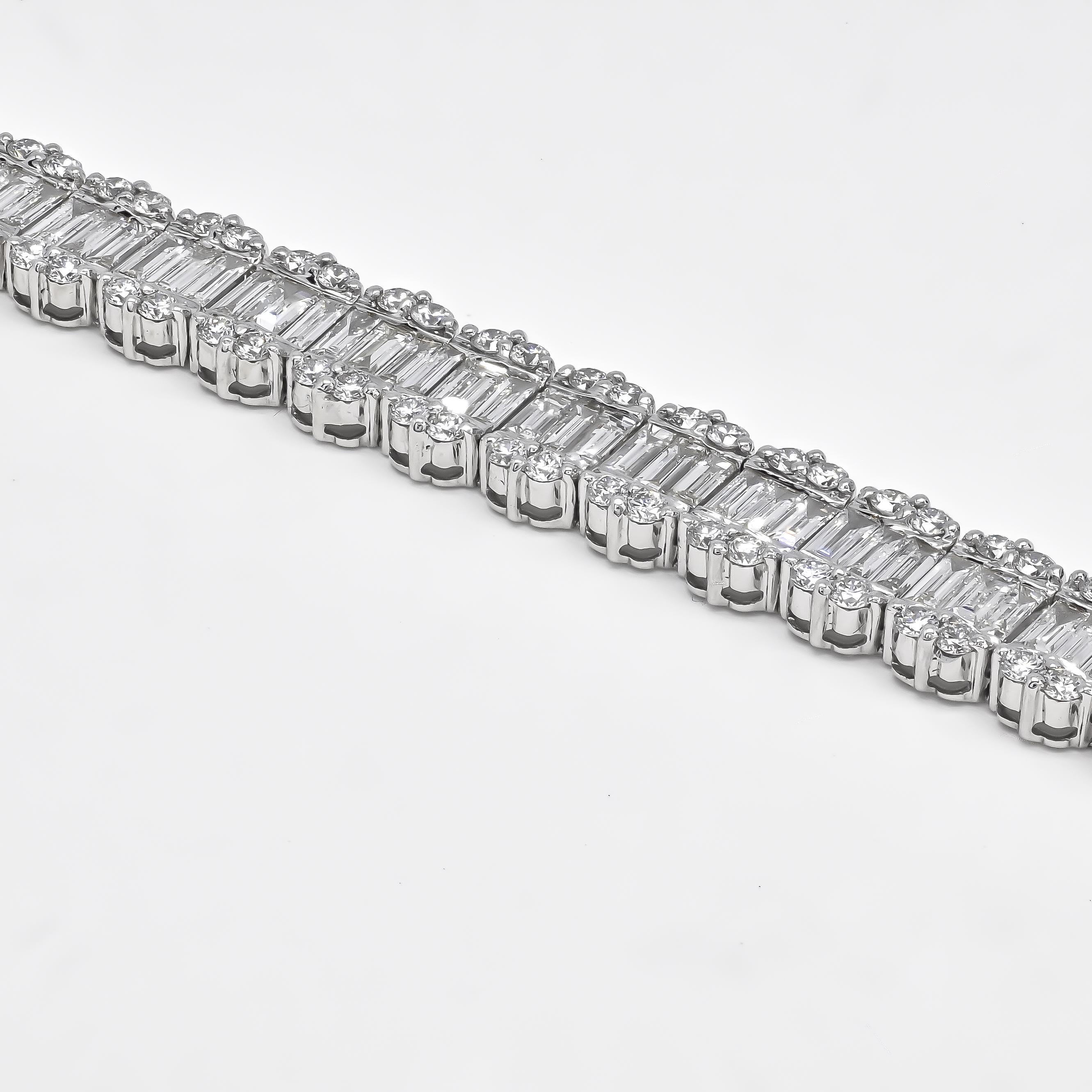 Natürlicher Diamant 9,10 Karat 18 KT Weißgold Baguette-Tennisarmband mit Diamanten im Zustand „Neu“ im Angebot in Antwerpen, BE