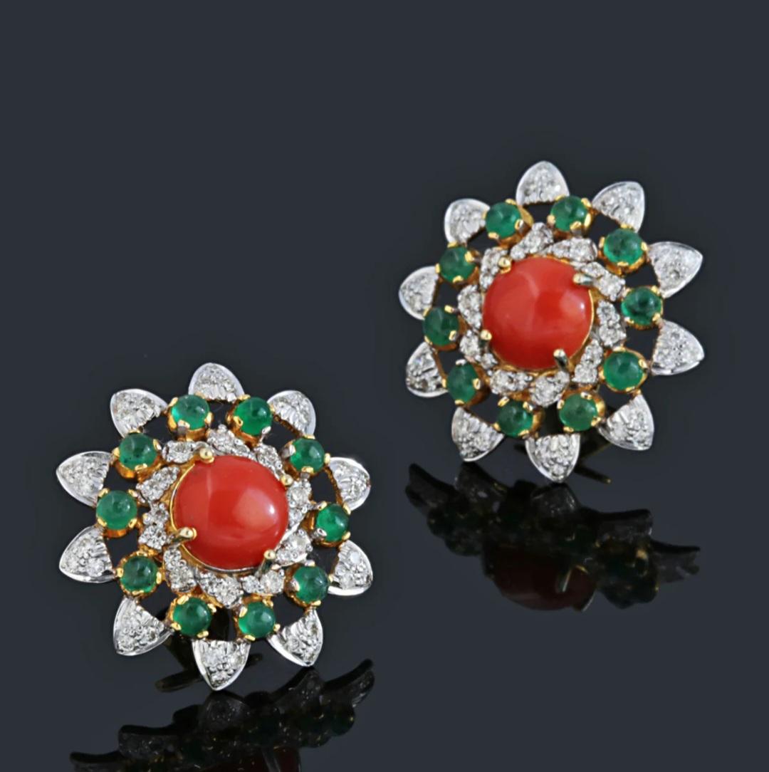 Natural diamond and coral stud earrings in 18k gold In New Condition For Sale In jaipur, IN