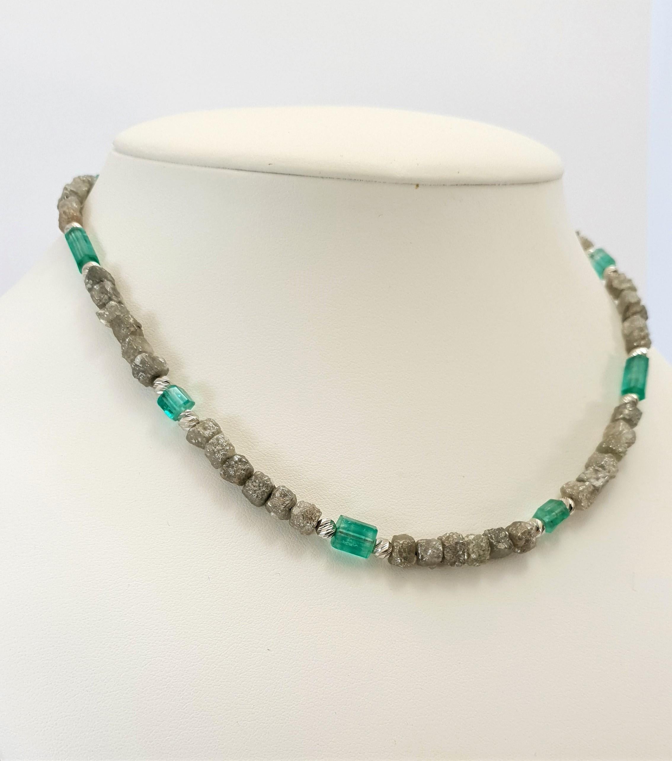 Natural Diamond and Emerald Crystals Beads Necklace with 18 Carat White Gold In New Condition For Sale In Kirschweiler, DE