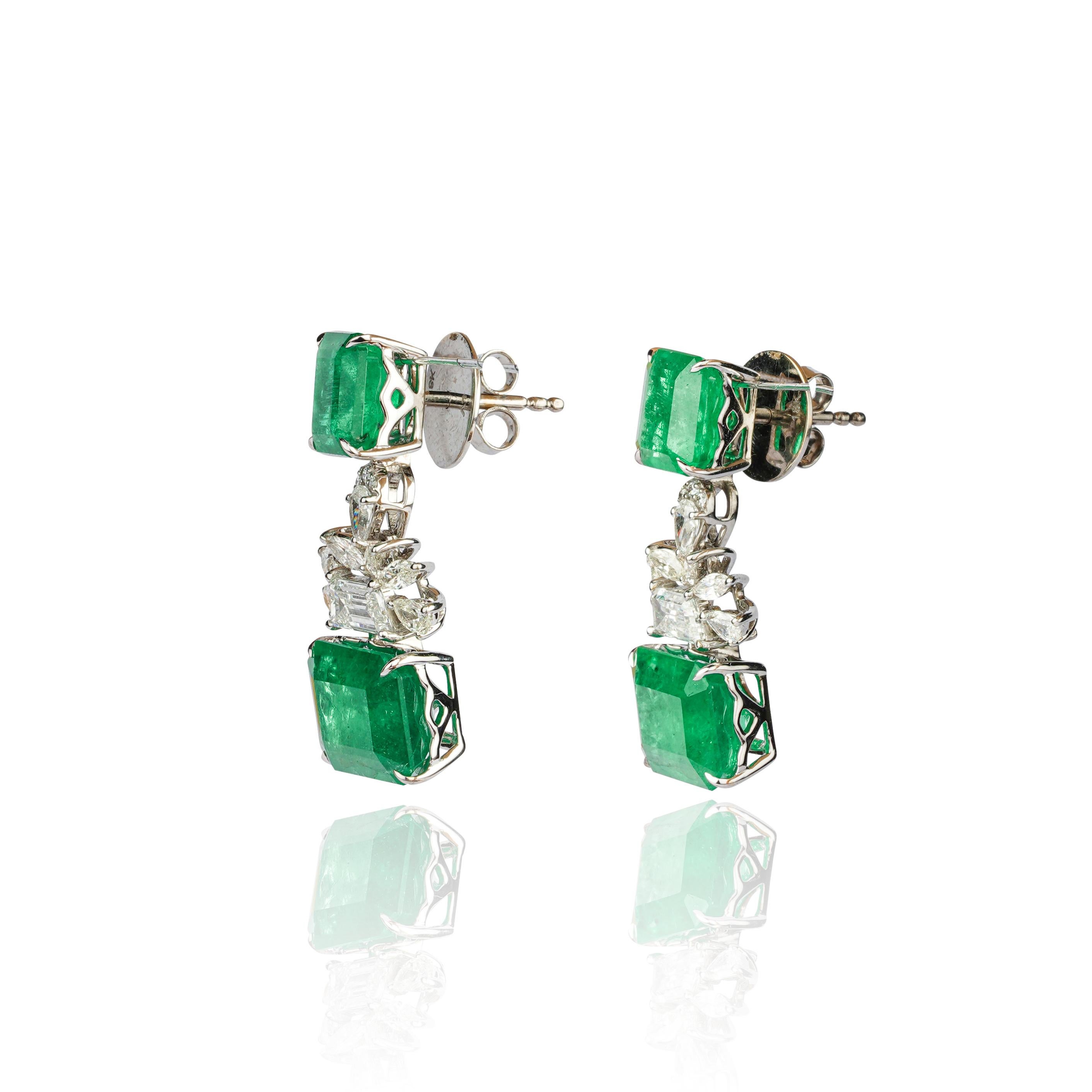 Natural Diamond and Emerald earring in 18k gold In New Condition For Sale In New York, NY