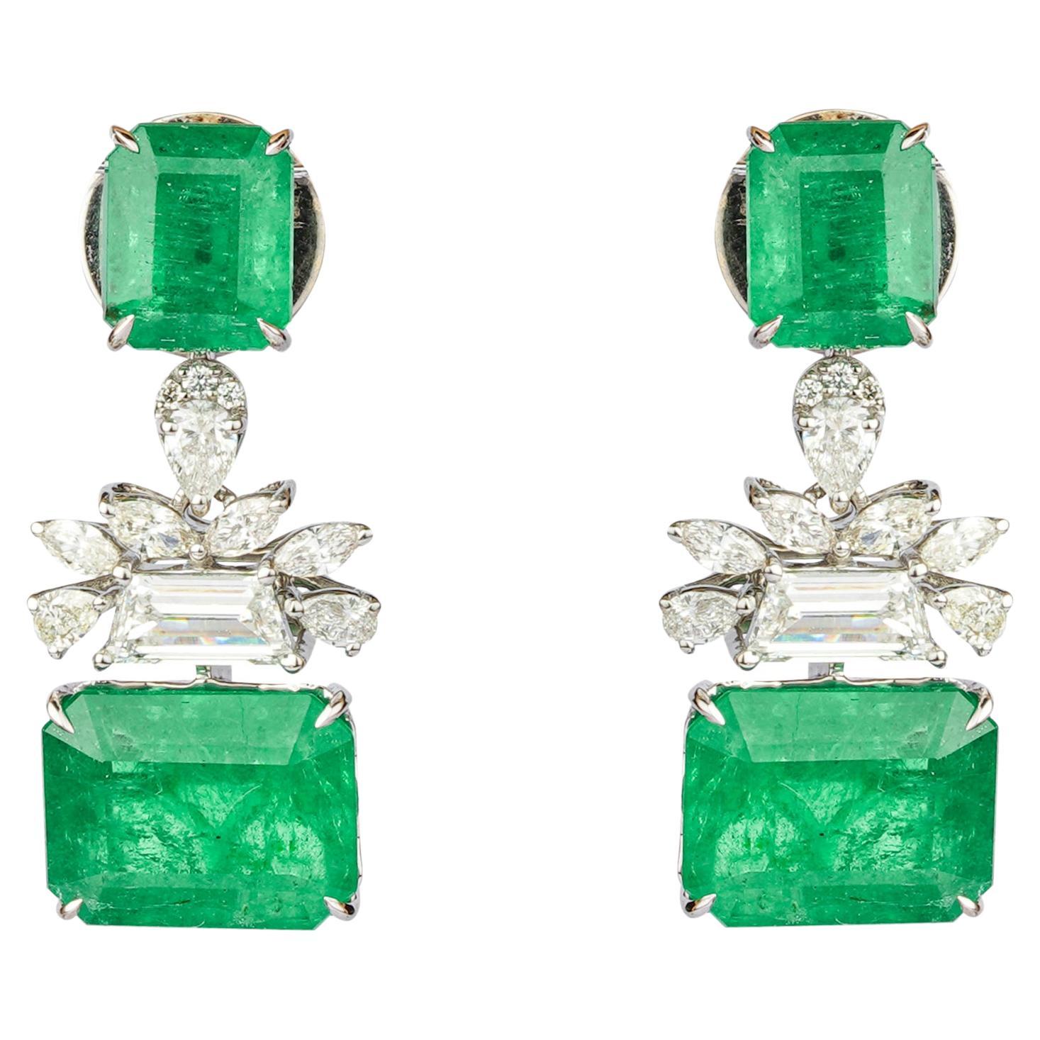 Natural Diamond and Emerald earring in 18k gold For Sale