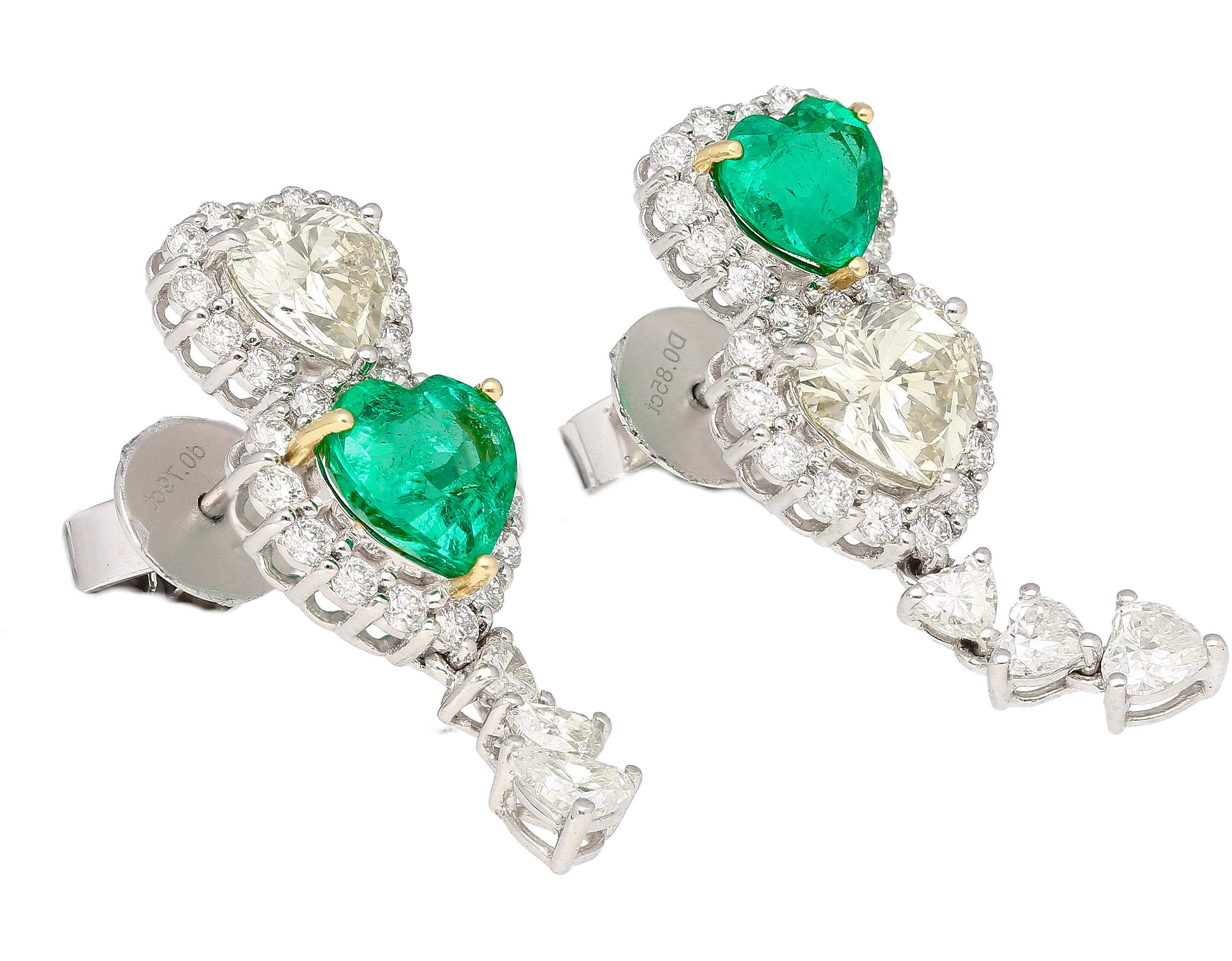 Natural Diamond and Emerald Heart Cut Mirrored Drop Earrings in 18k White Gold In New Condition For Sale In Miami, FL