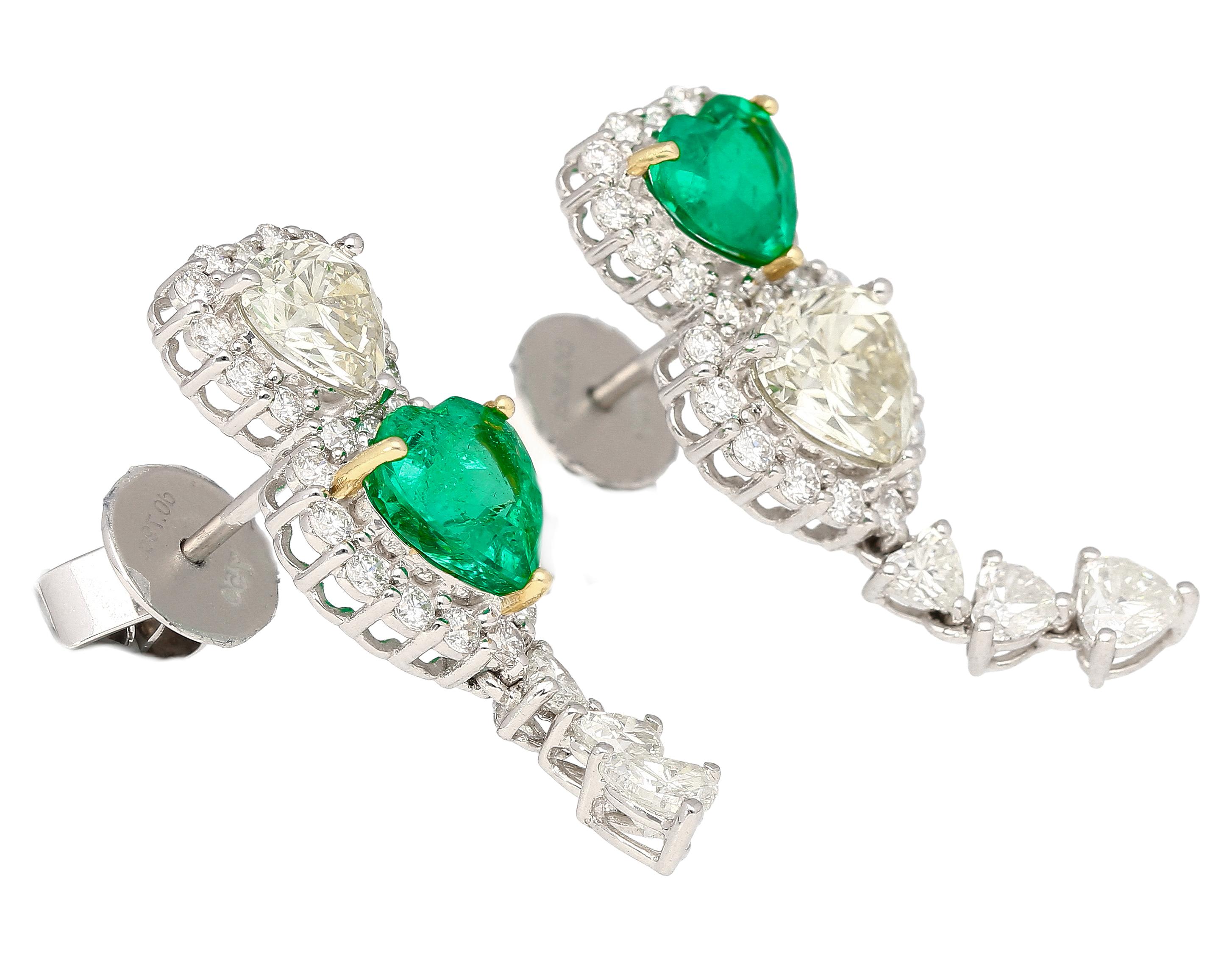 Boucles d'oreilles pendantes en or blanc 18 carats, diamant naturel et émeraude taillée en coeur Neuf - En vente à Miami, FL