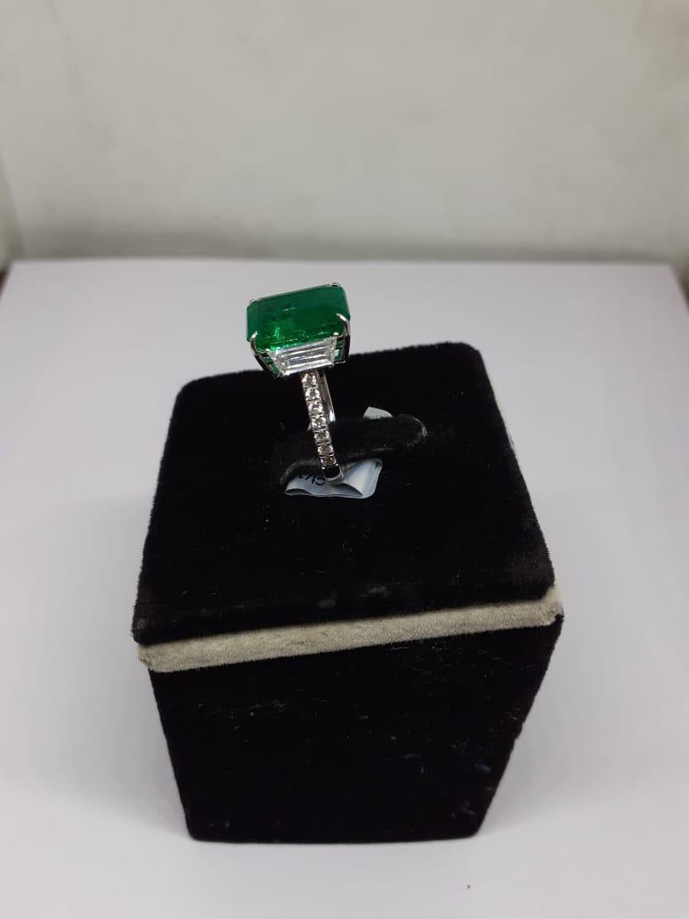 Emerald Cut Natural Diamond and emerald ring in 18k gold For Sale