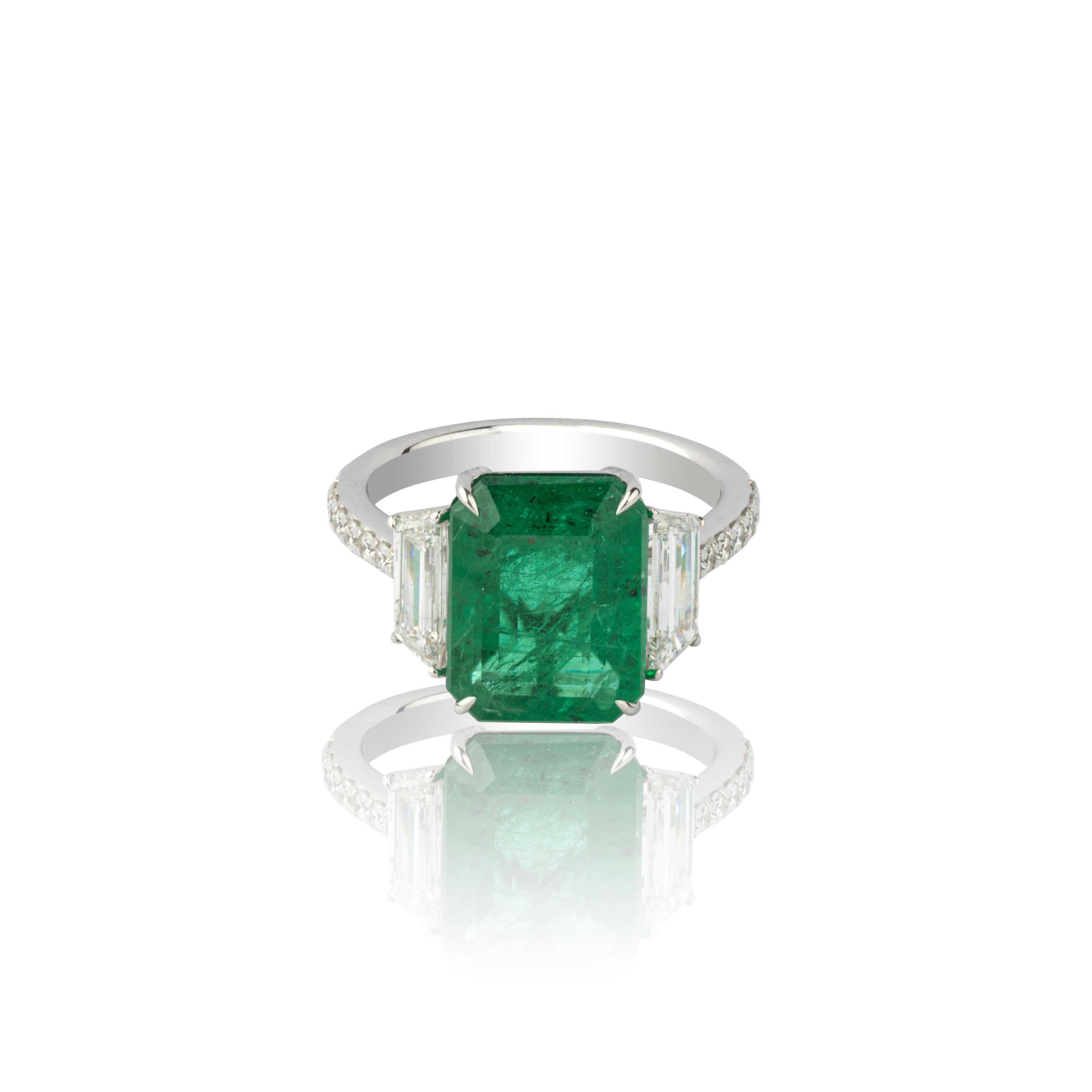 Natural Diamond and emerald ring in 18k gold In New Condition For Sale In New York, NY