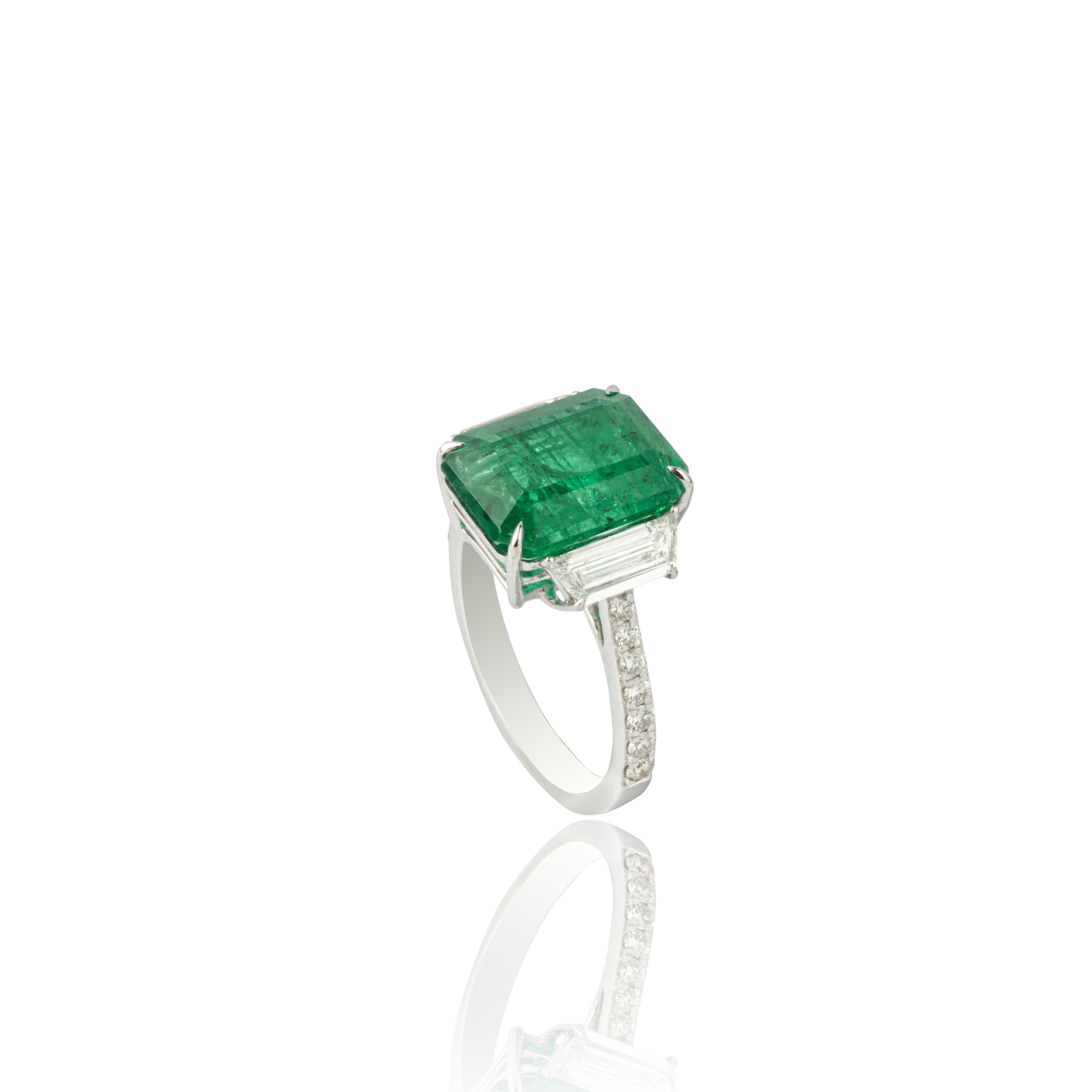 Women's Natural Diamond and emerald ring in 18k gold For Sale