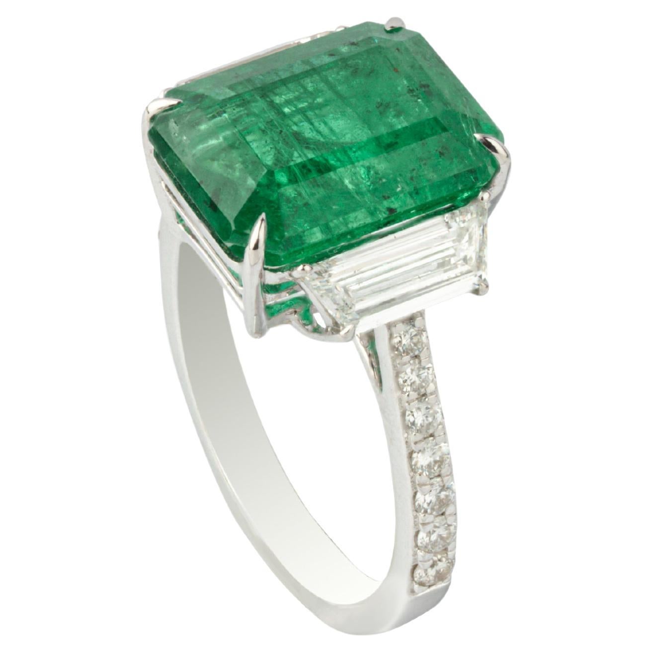 Natural Diamond and emerald ring in 18k gold For Sale