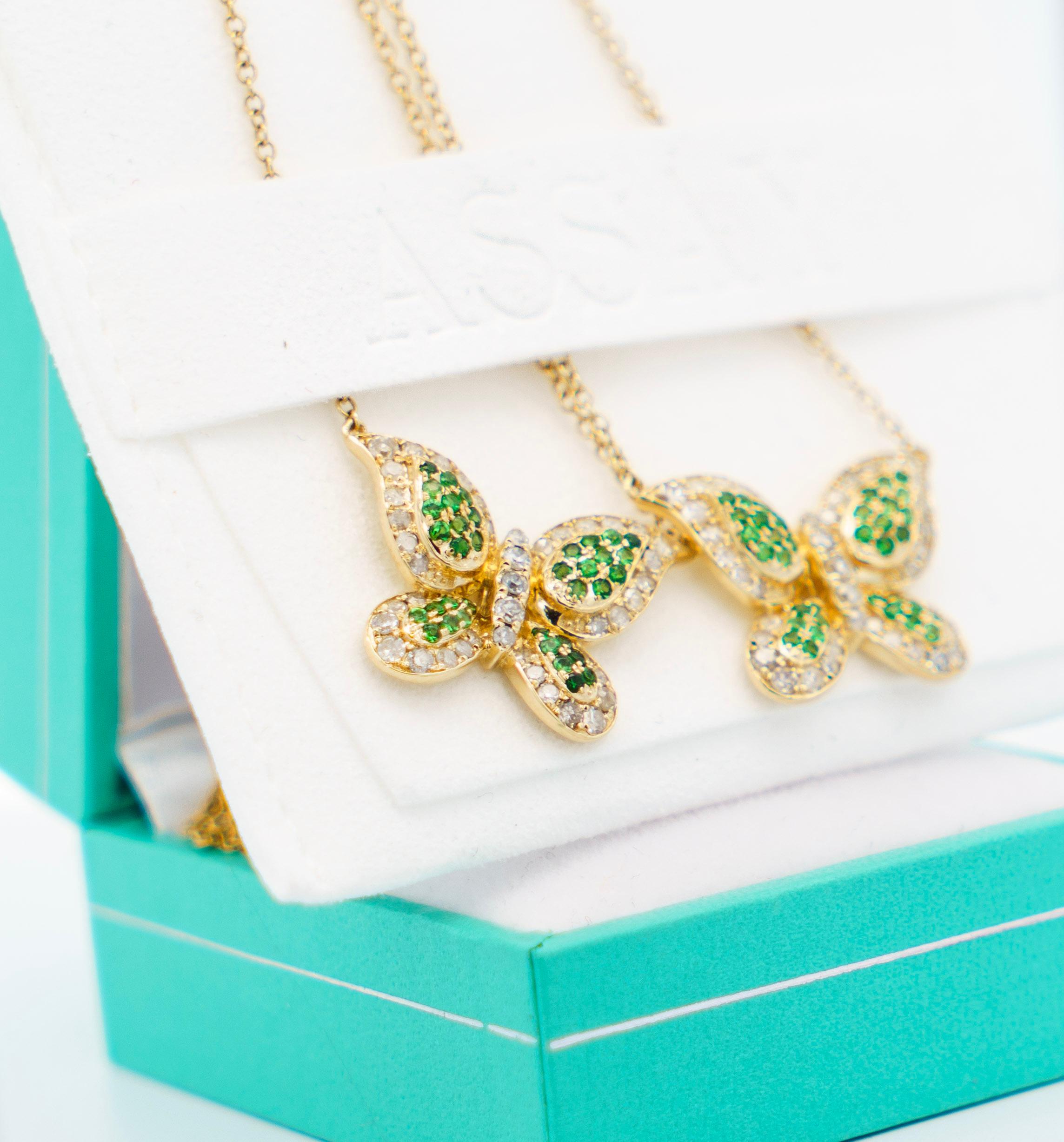 Collier en or jaune 14K avec diamant naturel et tsavorite verte en forme de papillon Pour femmes en vente