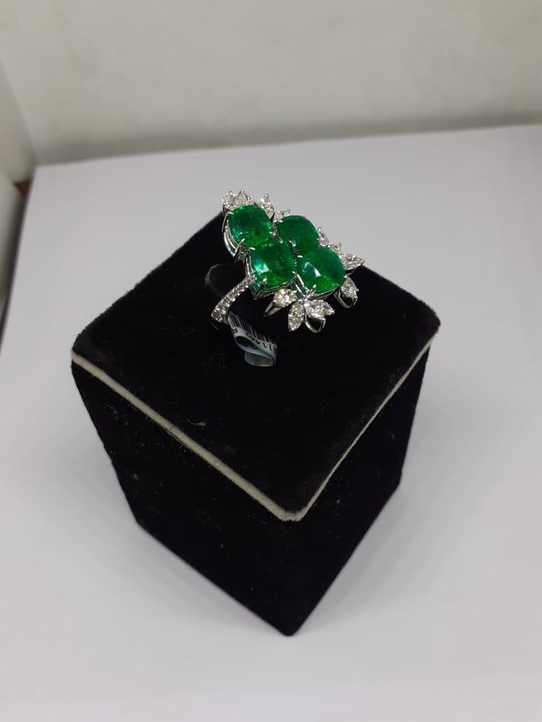 Natural diamond and Natural emerald ring in 18k gold For Sale 1