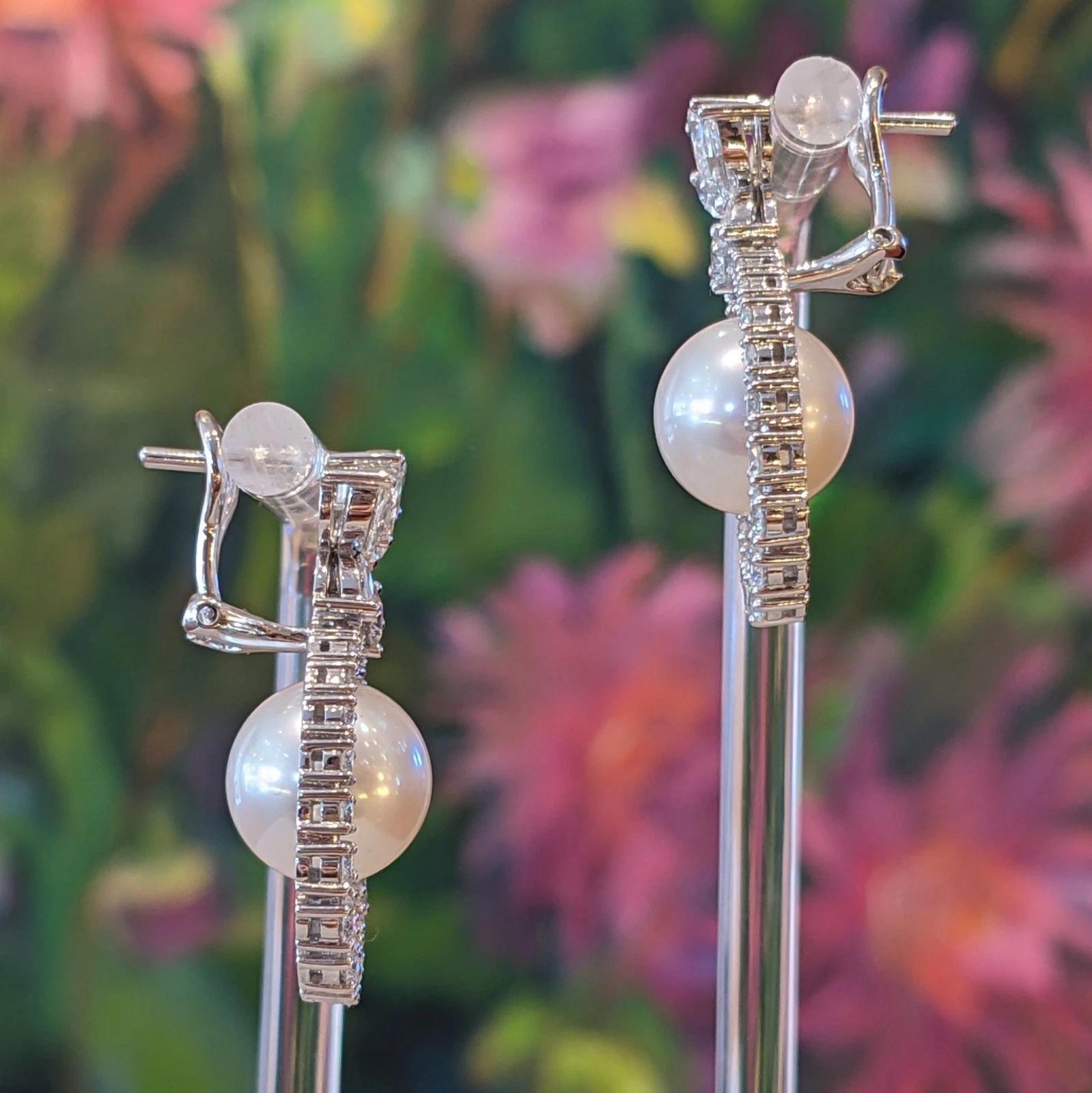 Ohrringe mit natürlichem Diamant und Perle aus 18 Karat Weißgold (Rundschliff) im Angebot