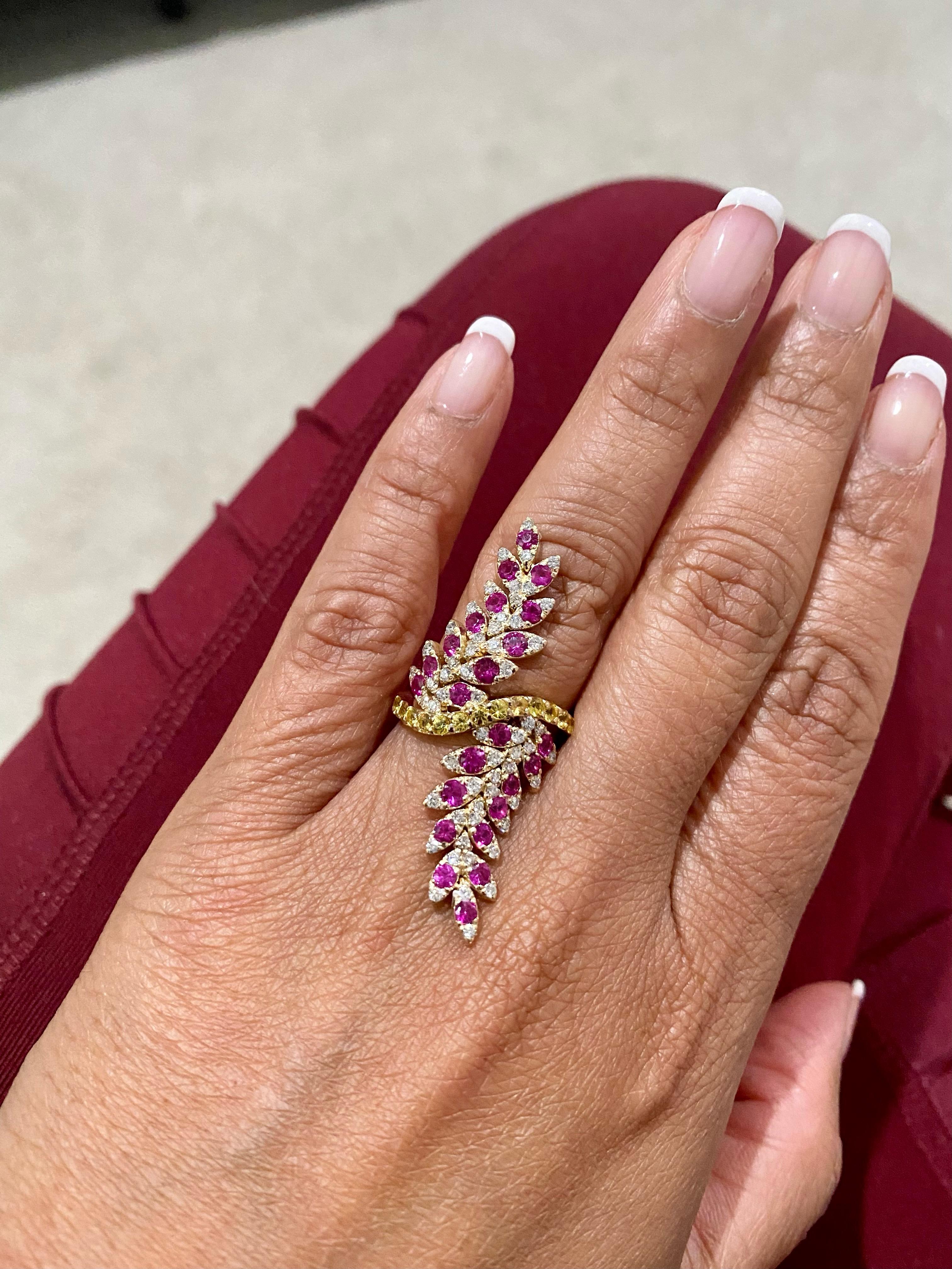 Bague cocktail en or jaune, diamant naturel et saphir rose en vente 3