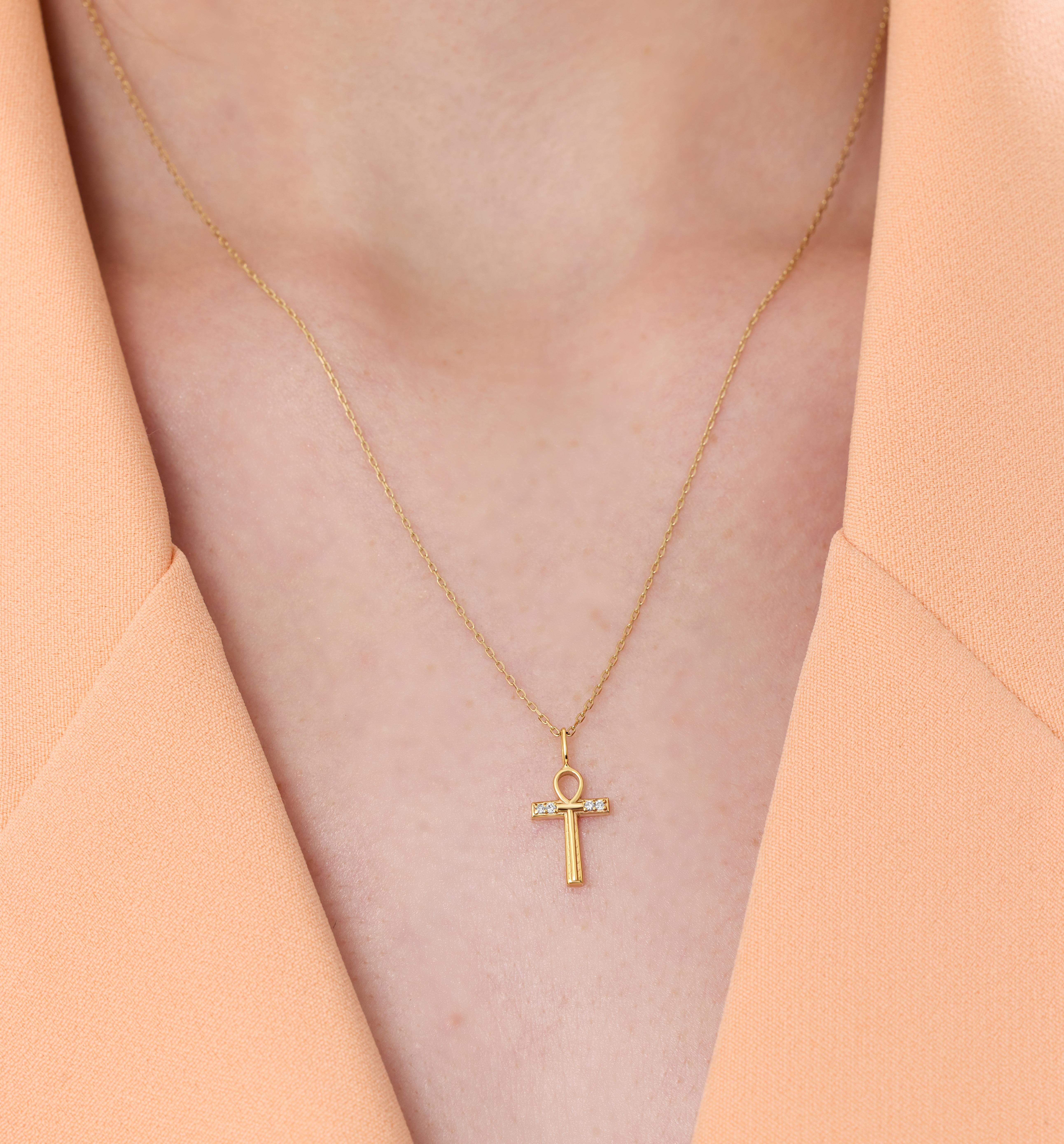 Collier en or massif 0,03 carat avec croix d'ankh en diamants naturels en vente 1
