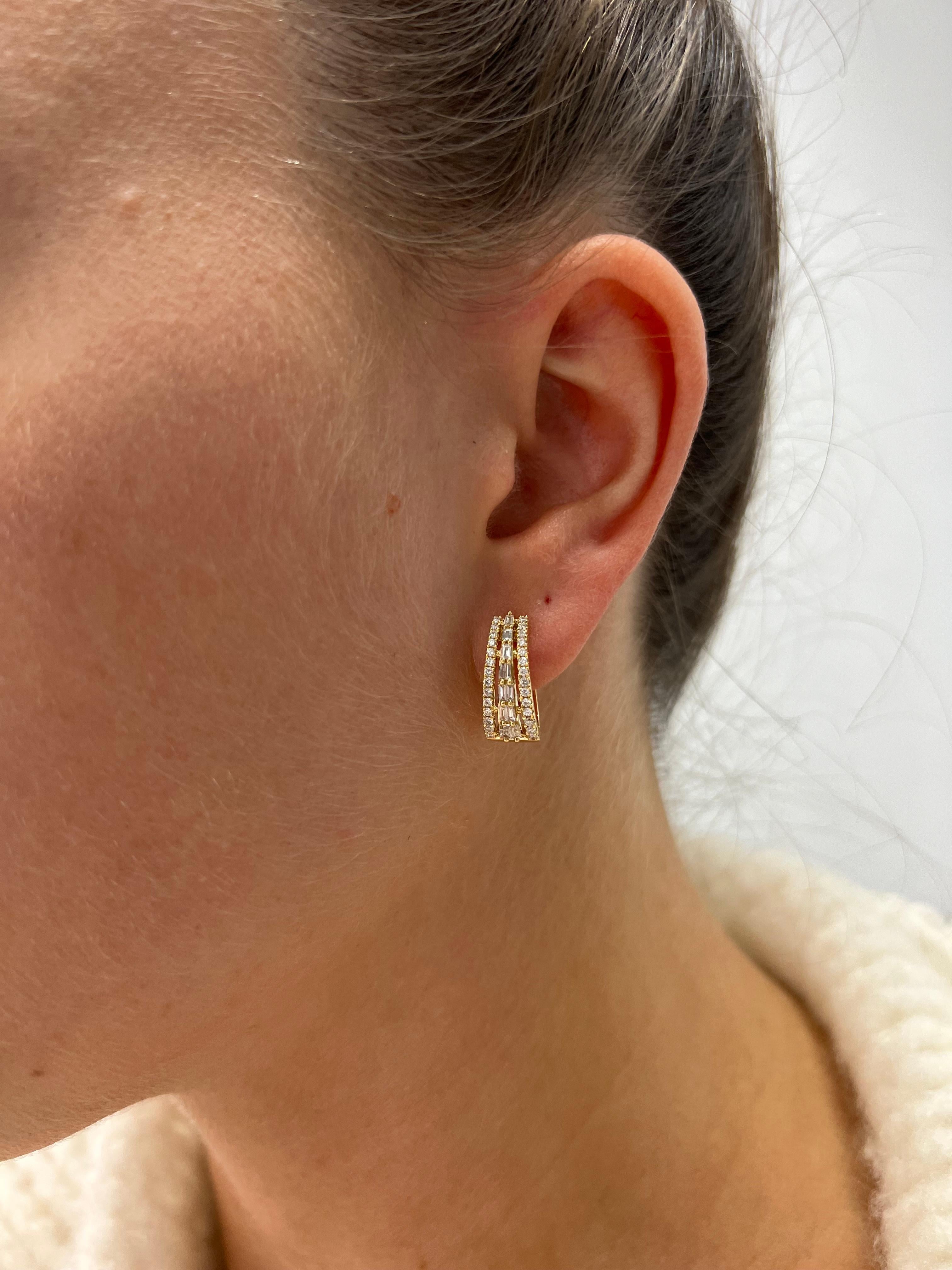 Or jaune 18 carats avec diamants naturels baguettes de 0,60 carat  Boucles d'oreilles Huggies Neuf - En vente à Antwerpen, BE