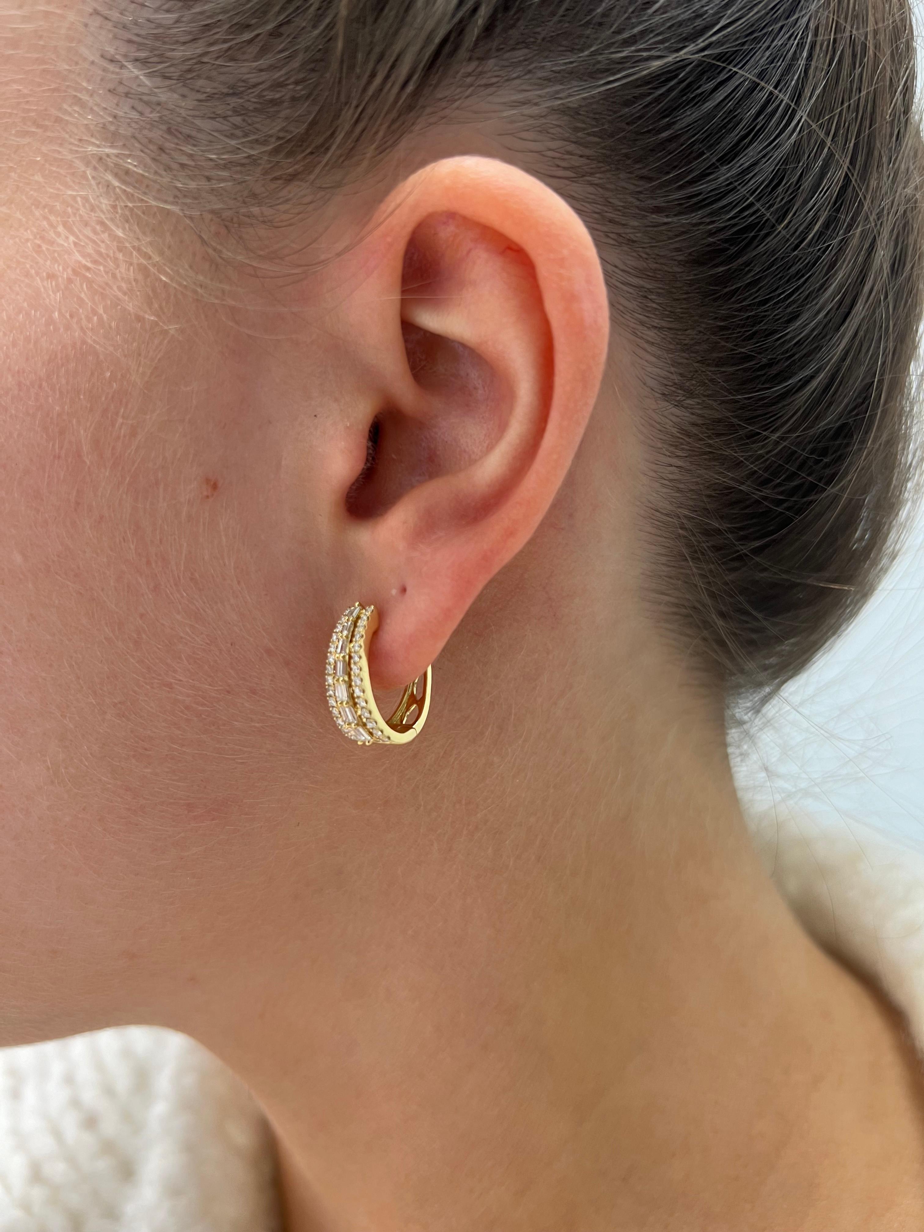 Or jaune 18 carats avec diamants naturels baguettes de 0,60 carat  Boucles d'oreilles Huggies Unisexe en vente