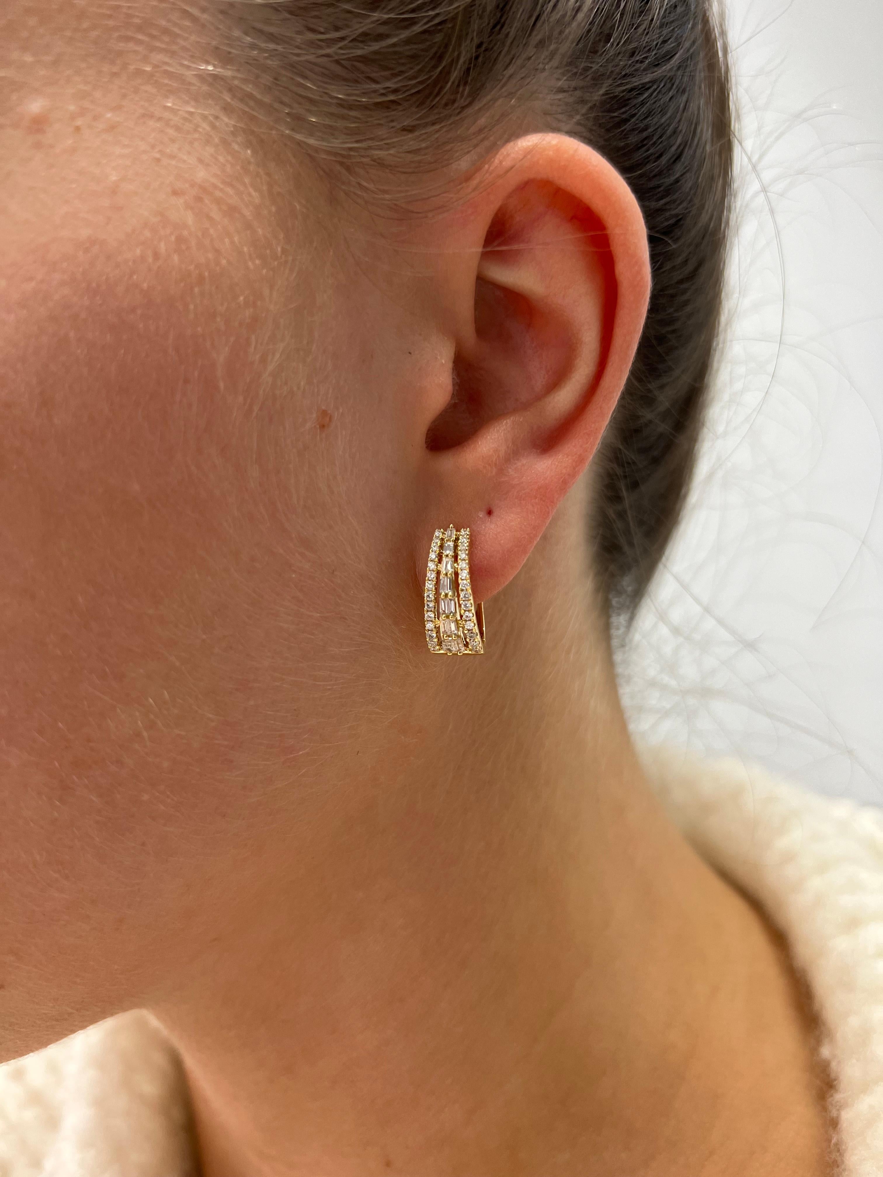 Or jaune 18 carats avec diamants naturels baguettes de 0,60 carat  Boucles d'oreilles Huggies en vente 1
