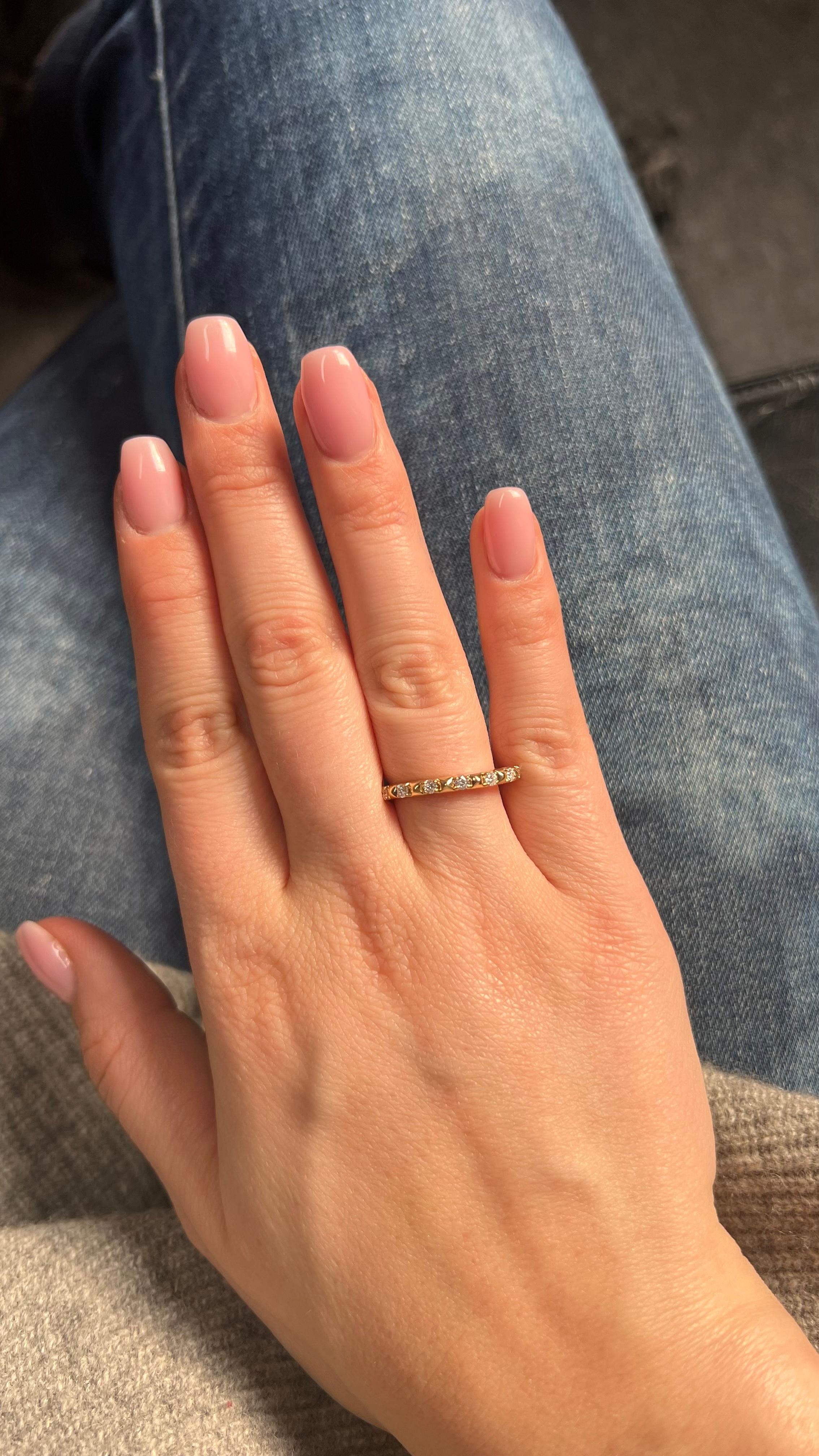 Femenino o masculino Anillo de diamantes naturales 0,26 quilates Anillo de aniversario de oro blanco de 18 quilates en venta