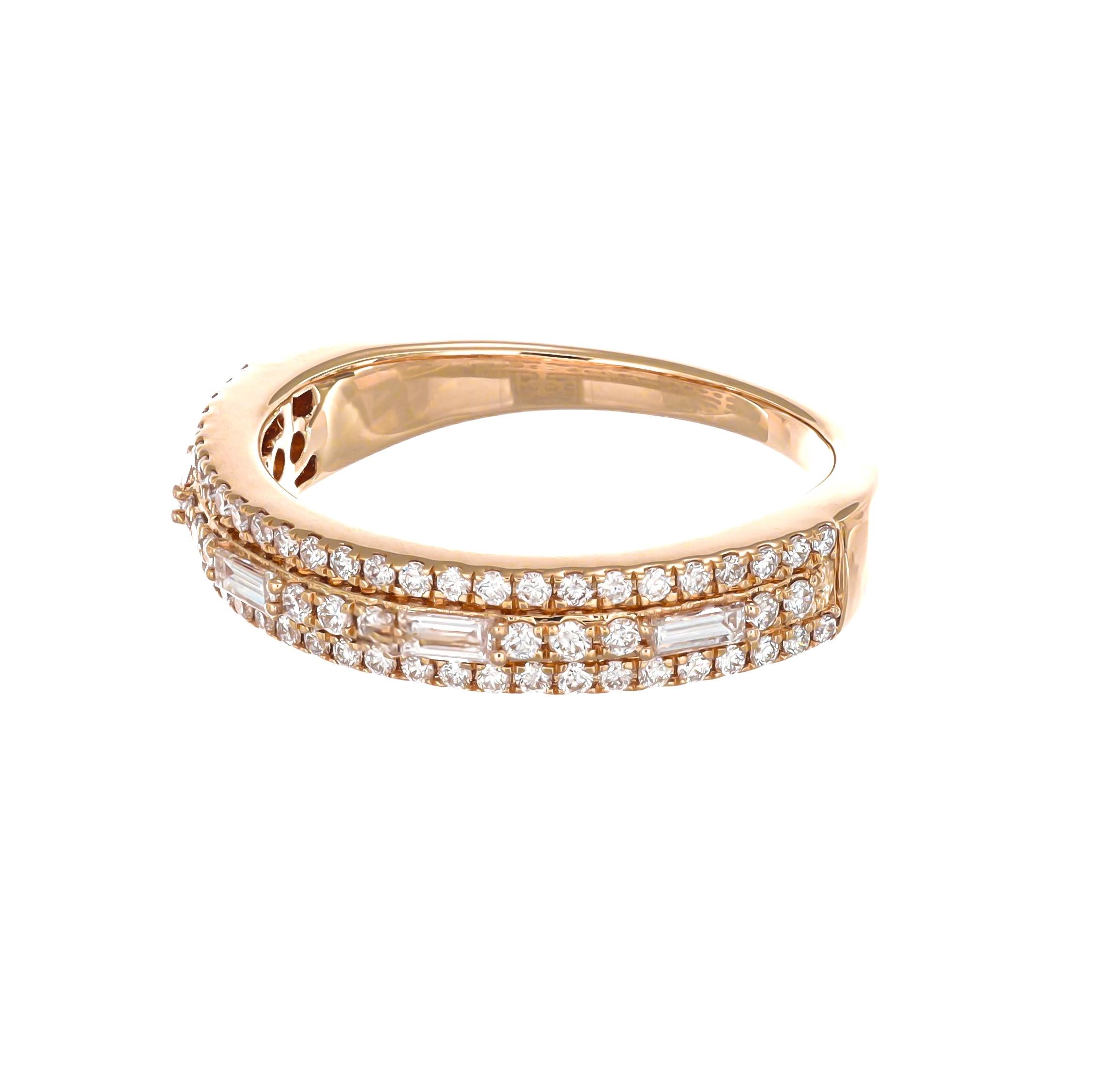 Dieses mit viel Liebe zum Detail und unvergleichlicher Handwerkskunst gefertigte Band aus 18 KT-Rosegold ist mit insgesamt 0,51 Karat funkelnden Diamanten besetzt und damit die perfekte Wahl für Ihren bevorstehenden Jahrestag oder Ihre