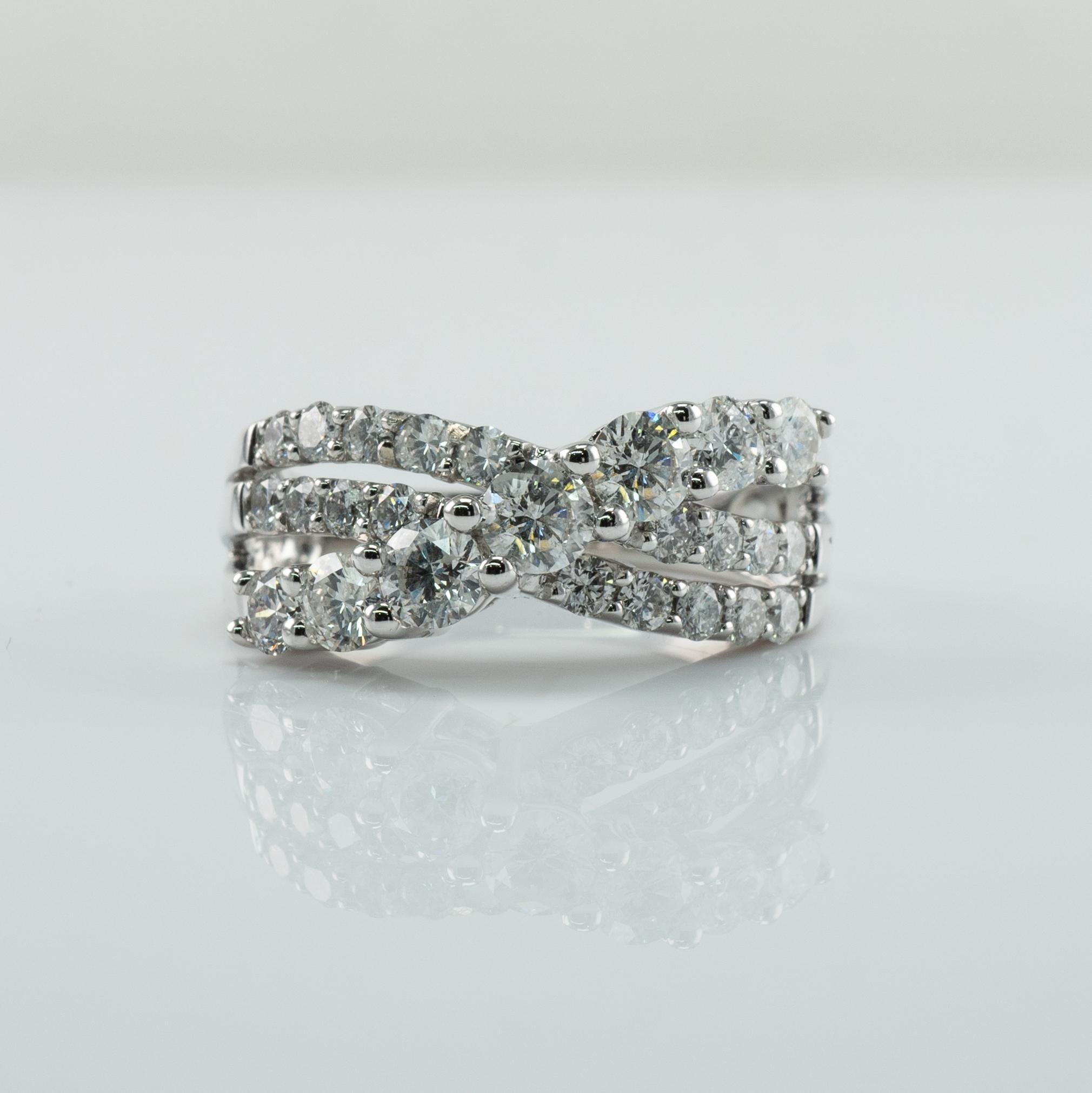 Natürlicher Diamantring 14K Weißgold Criss Cross 1,63 Karat

Dieser Ring ist aus massivem 14K Weißgold gefertigt.
7 runde Diamanten im Brillantschliff auf dem Band haben insgesamt 1,00 Karat.
18 kleinere Diamanten von insgesamt 0,63 Karat.
Das