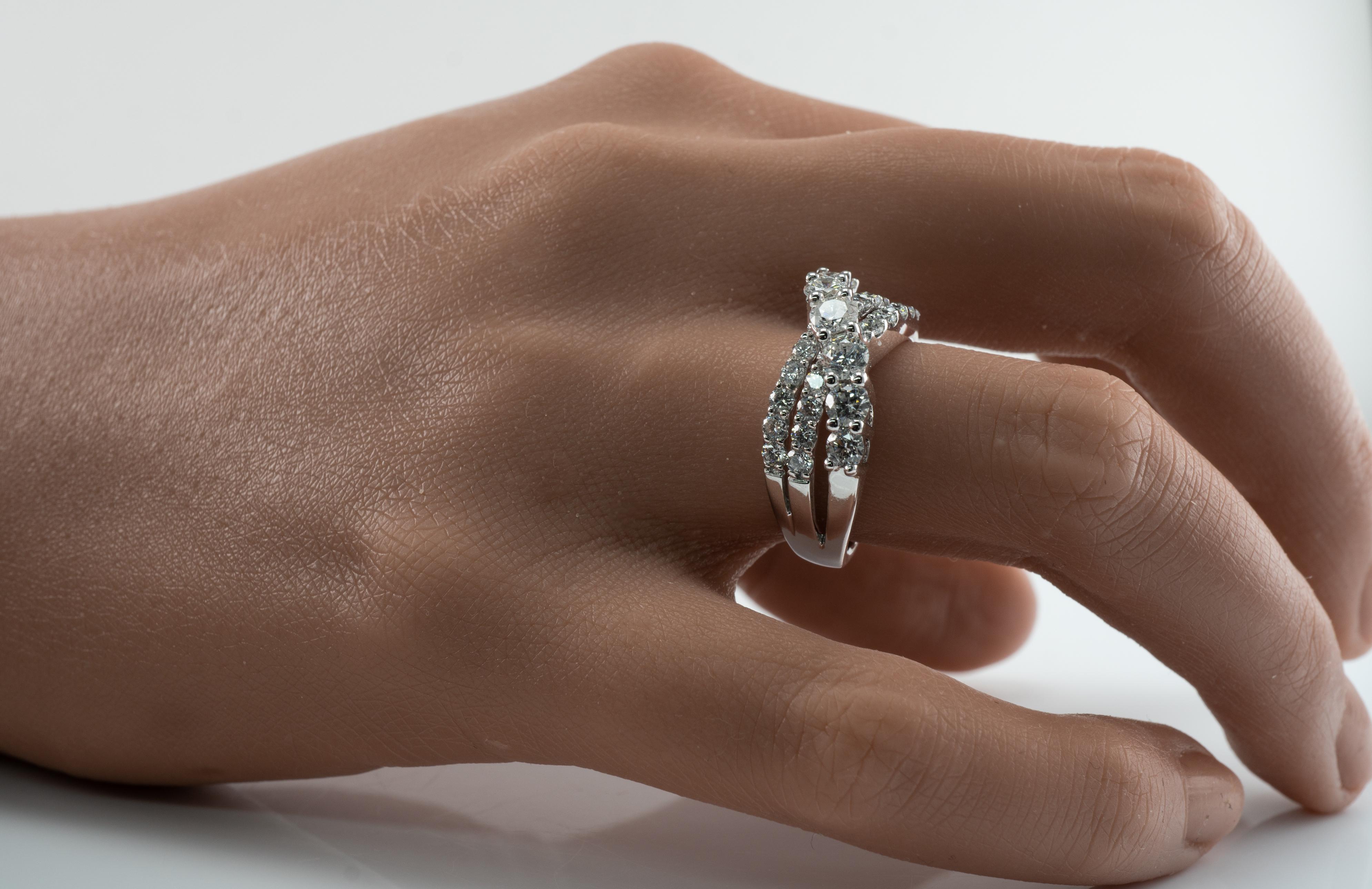 Natürlicher Diamantring 14K Weißgold Criss Cross 1,63 Karat im Zustand „Gut“ im Angebot in East Brunswick, NJ