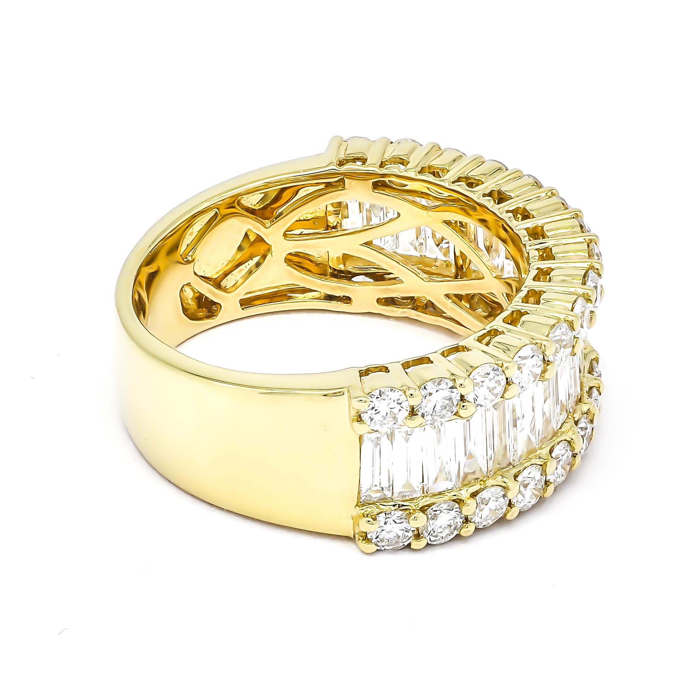 Cet extraordinaire bracelet demi-éternité est une symphonie d'élégance et de brillance, réalisée avec précision en or jaune 18KT.

La pièce centrale de ce design exquis est une élégante rangée de diamants baguettes, flanquée de deux rangées de