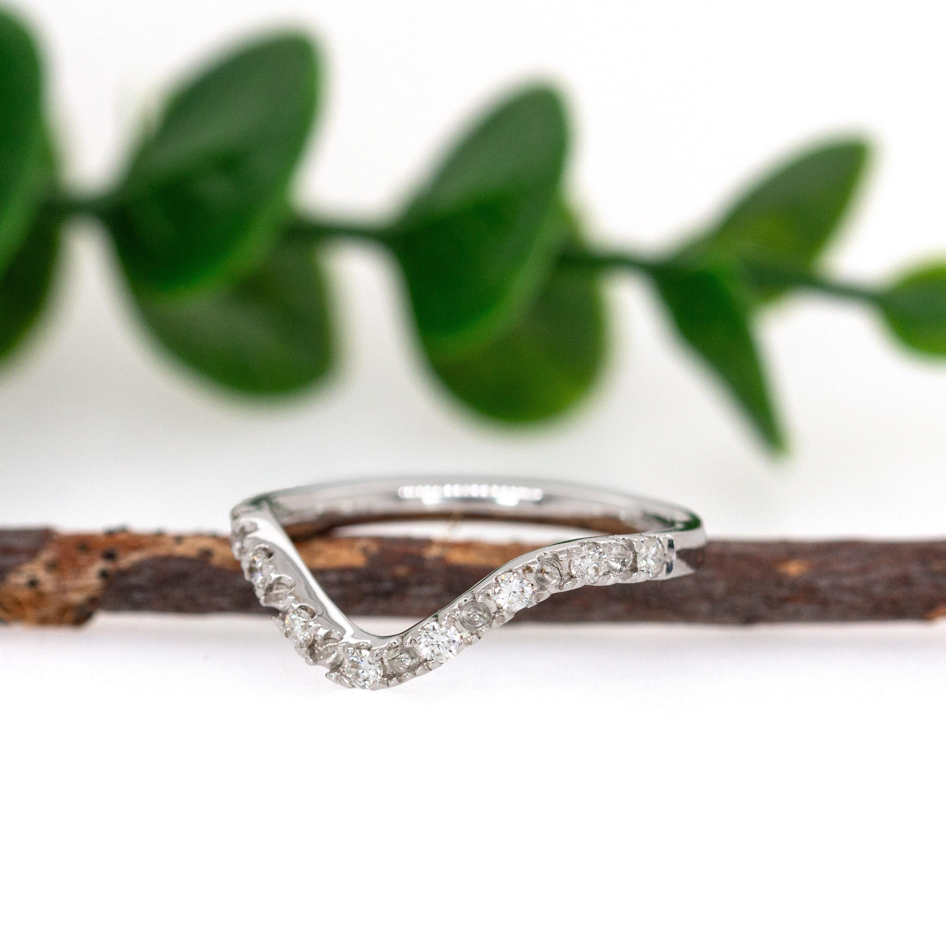 Anillo de diamantes naturales en oro blanco macizo de 14k  Anillos apilables Contemporáneo en venta