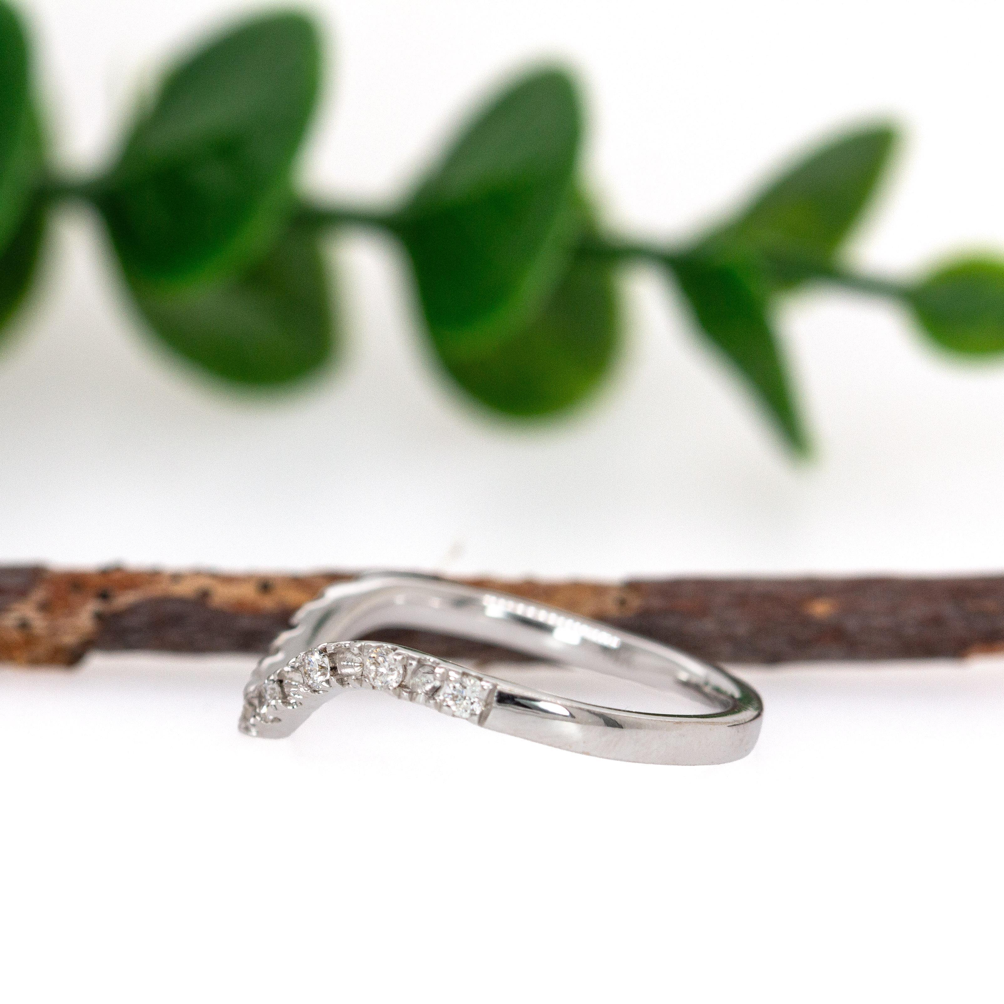 Anillo de diamantes naturales en oro blanco macizo de 14k  Anillos apilables en Nuevo estado para la venta en Columbus, OH