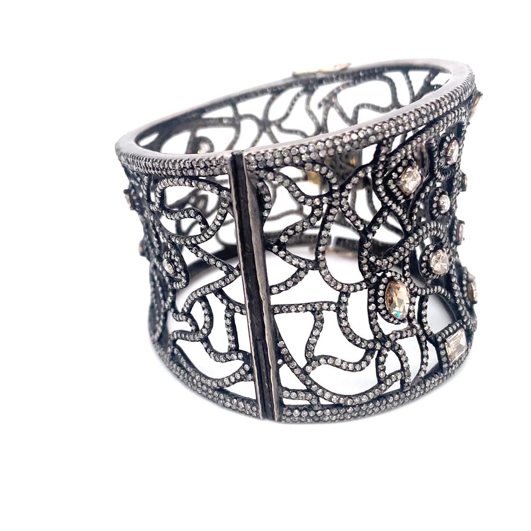 En argent sterling, un bracelet en diamant naturel de 16,53 carats. Le bracelet est orné de diamants de formes diverses, dont des diamants ronds, poires, émeraudes, marquis et ovales.