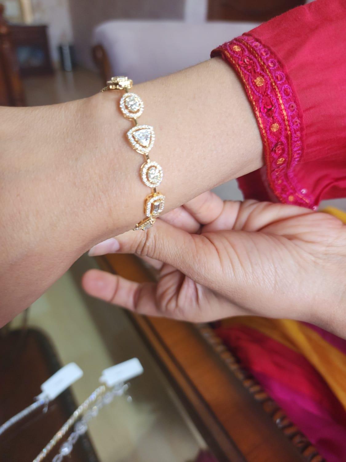 Armband aus 18 Karat Gold mit natürlichen Diamanten und 6,13 Karat Diamanten (Gemischter Schliff) im Angebot