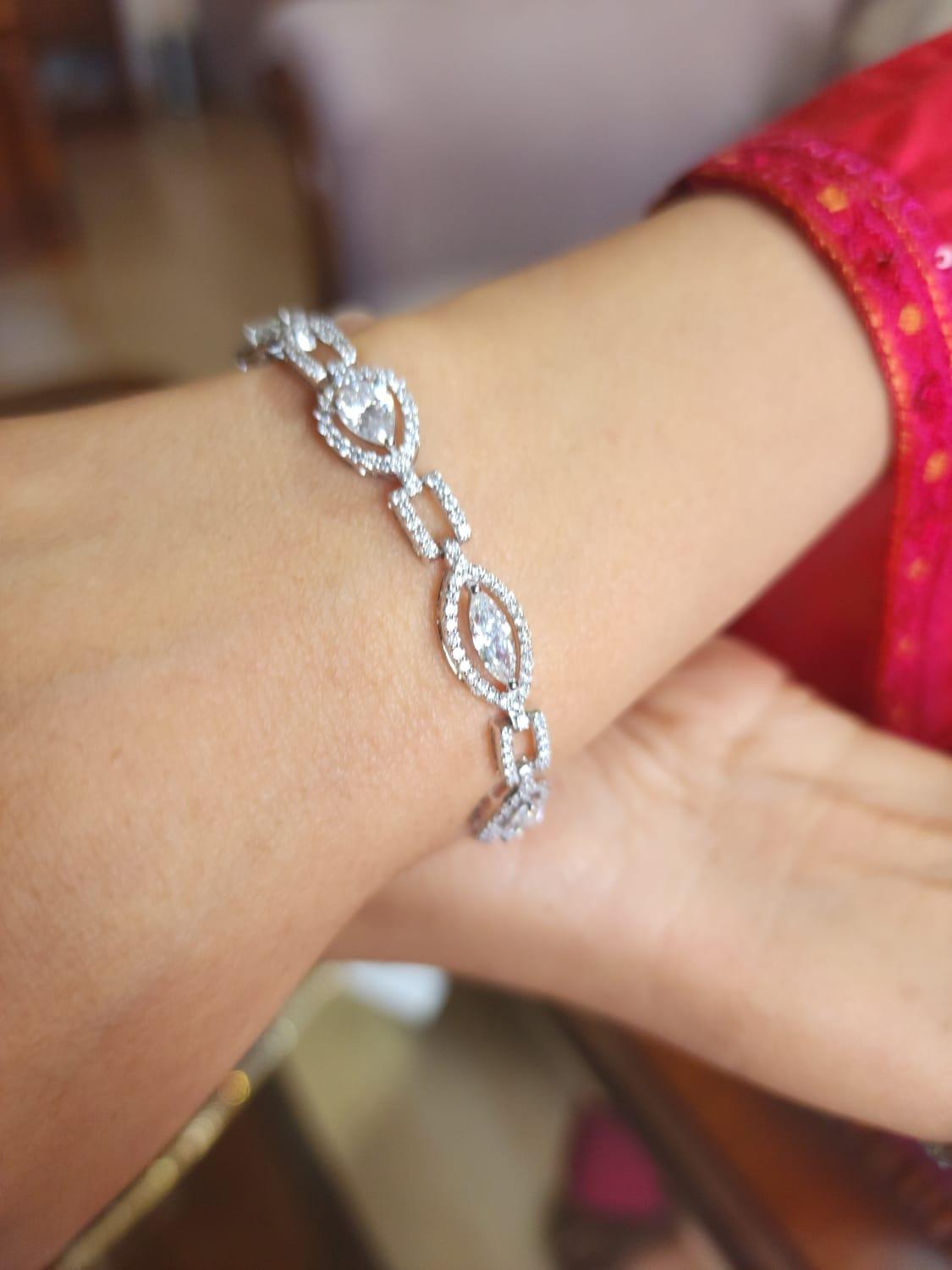 Mixed Cut Natural Diamond Bracelet with 6.45 Carats Diamond in 18k Gold For Sale