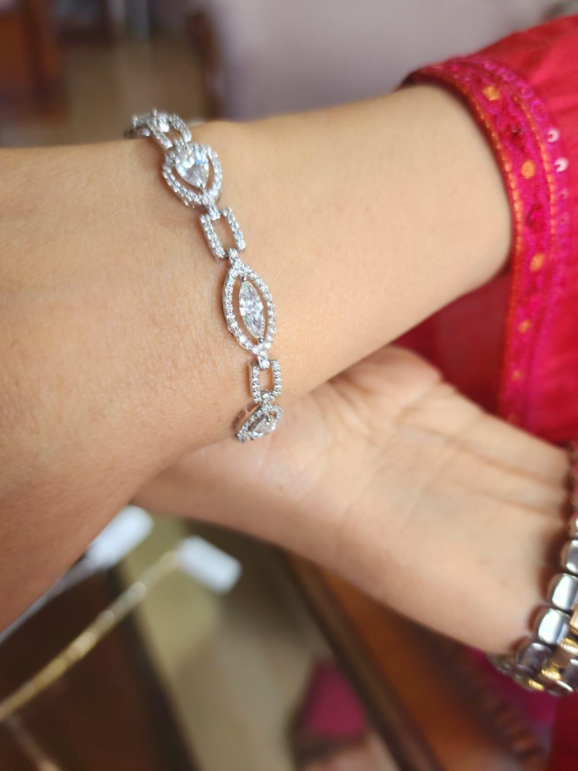 Natural Diamond Bracelet with 6.45 Carats Diamond in 18k Gold In New Condition For Sale In New York, NY