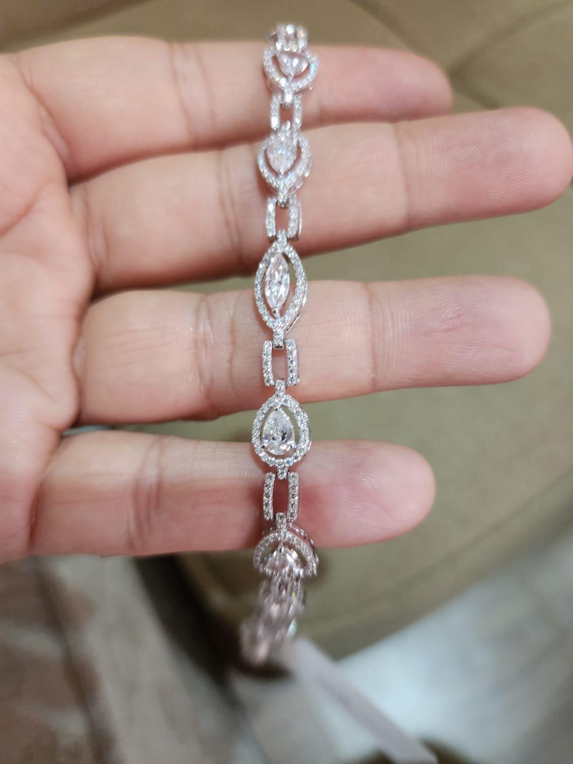 Women's Natural Diamond Bracelet with 6.45 Carats Diamond in 18k Gold For Sale
