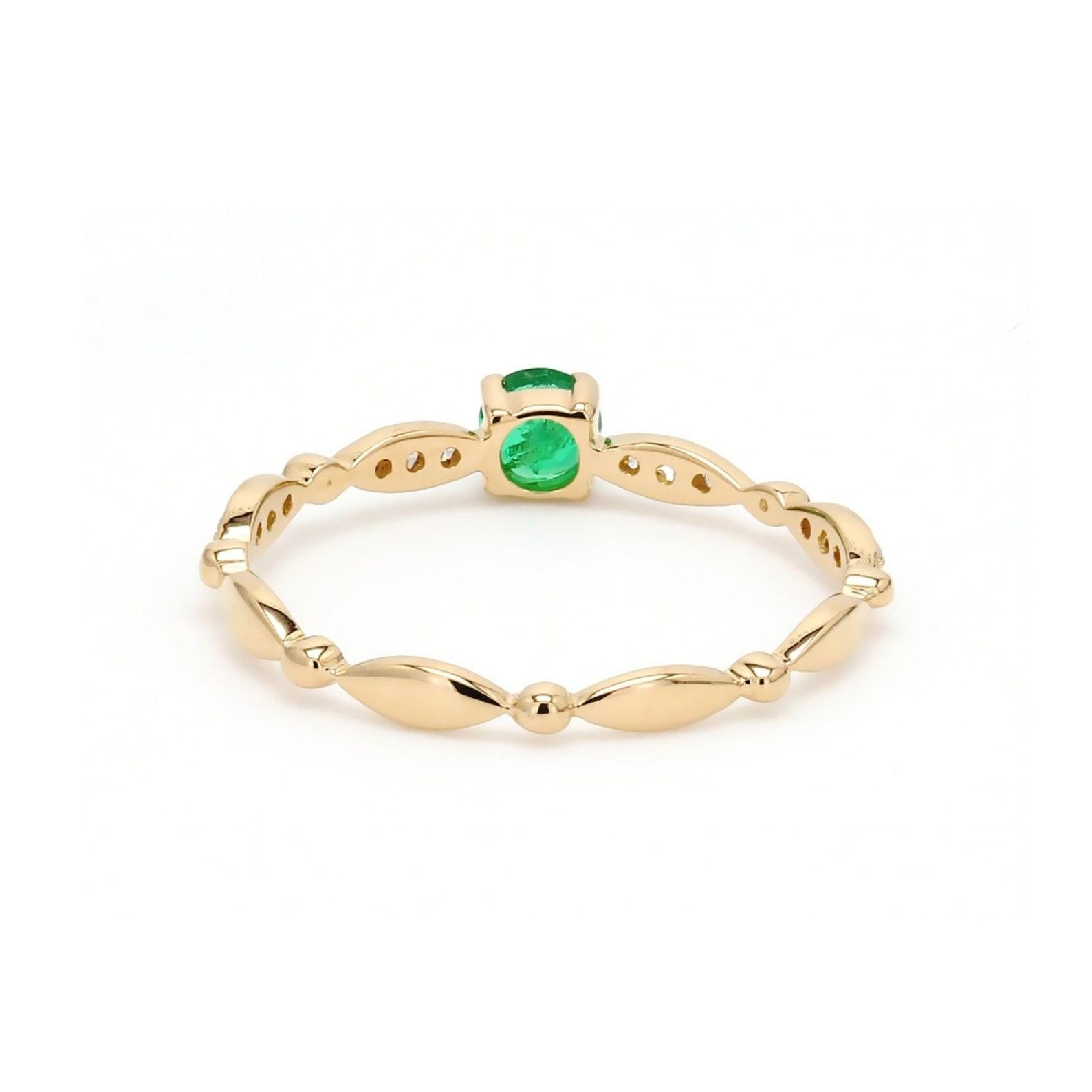 Natural Diamond Bridal Eternity Ring 14k Gold Minimalist Emerald Ring For Women. In New Condition For Sale In Chicago, IL