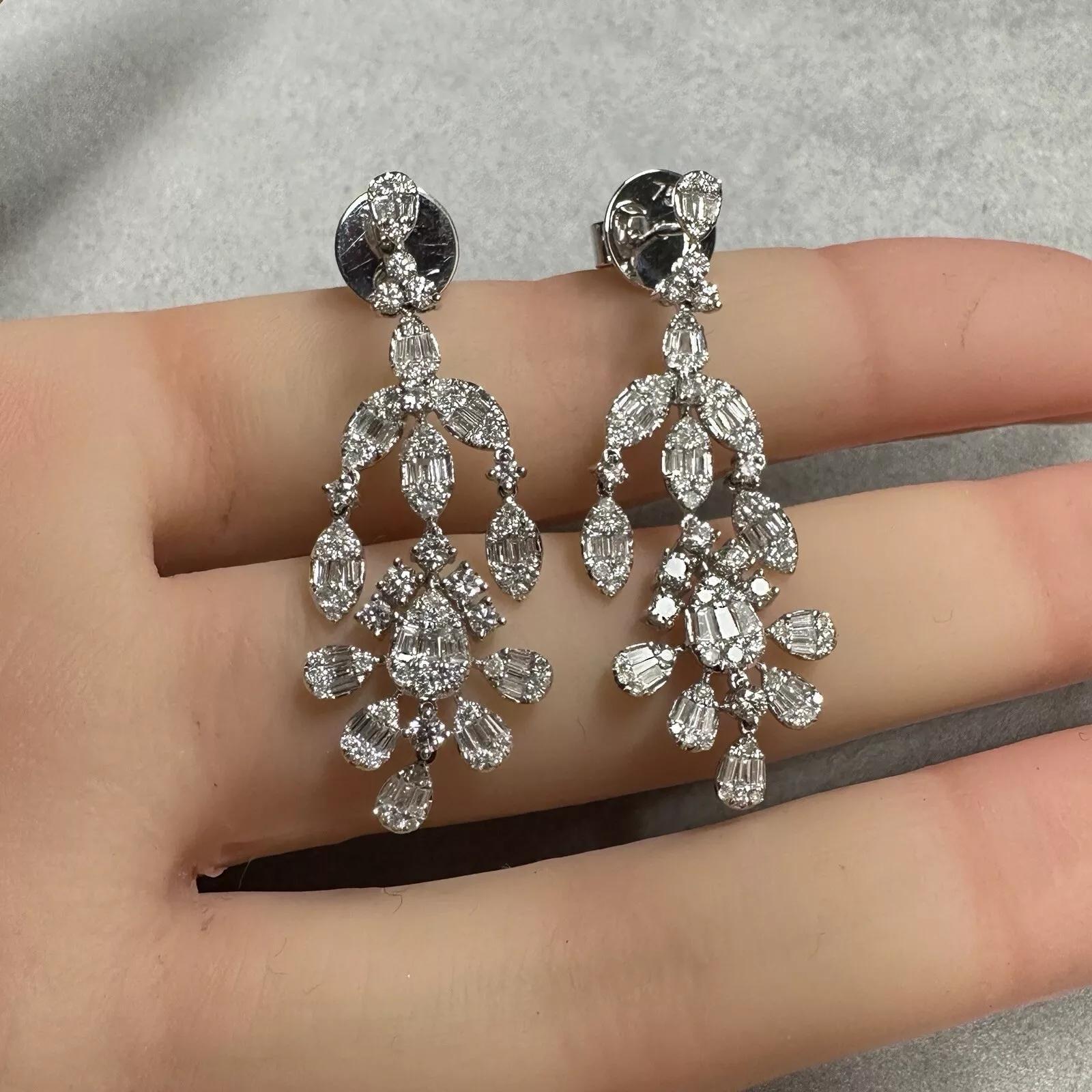 Orecchini Chandelier con diamanti naturali 2,12 cttw in oro bianco 18k 

Gli orecchini con diamanti a goccia sono caratterizzati da diamanti tondi e brillanti e diamanti a baguette incastonati in un motivo a lampadario, il tutto incastonato in oro