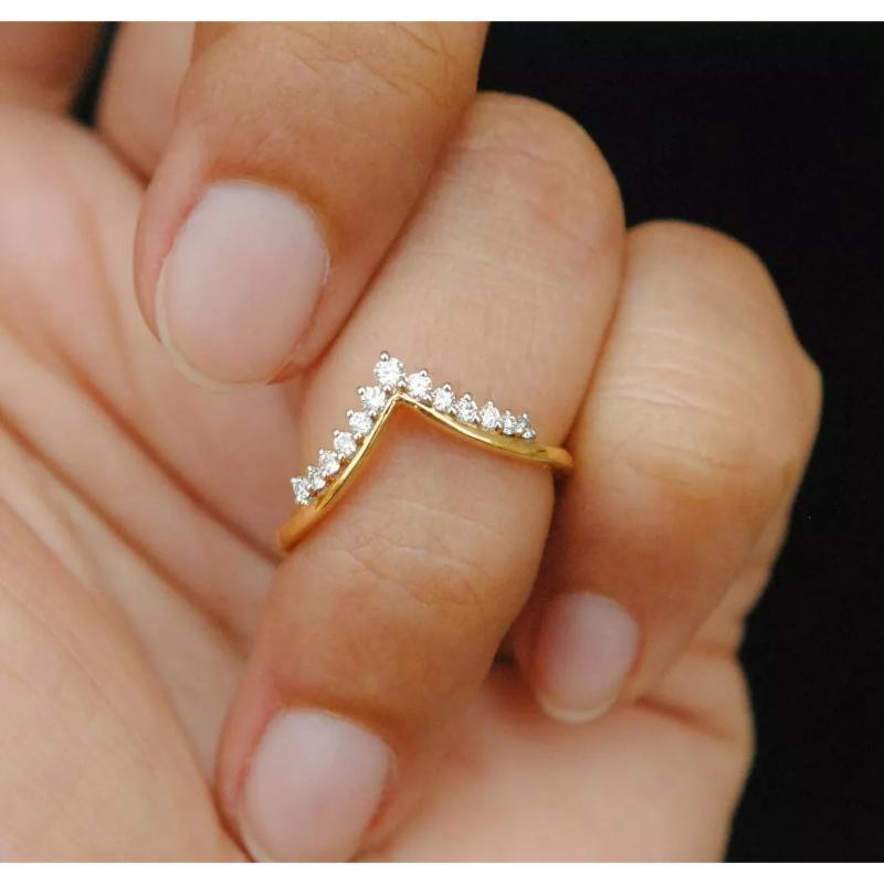 Taglio rotondo Anello a fascia con diamante naturale Chevron Tiara a forma di V in oro 14k in vendita