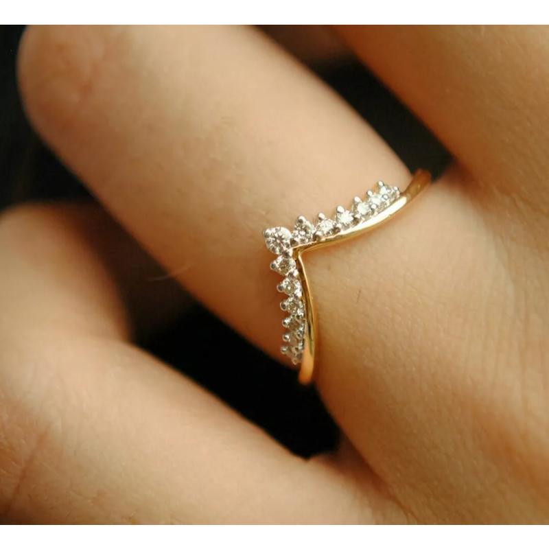 Anello a fascia con diamante naturale Chevron Tiara a forma di V in oro 14k In condizioni Nuovo in vendita a Chicago, IL