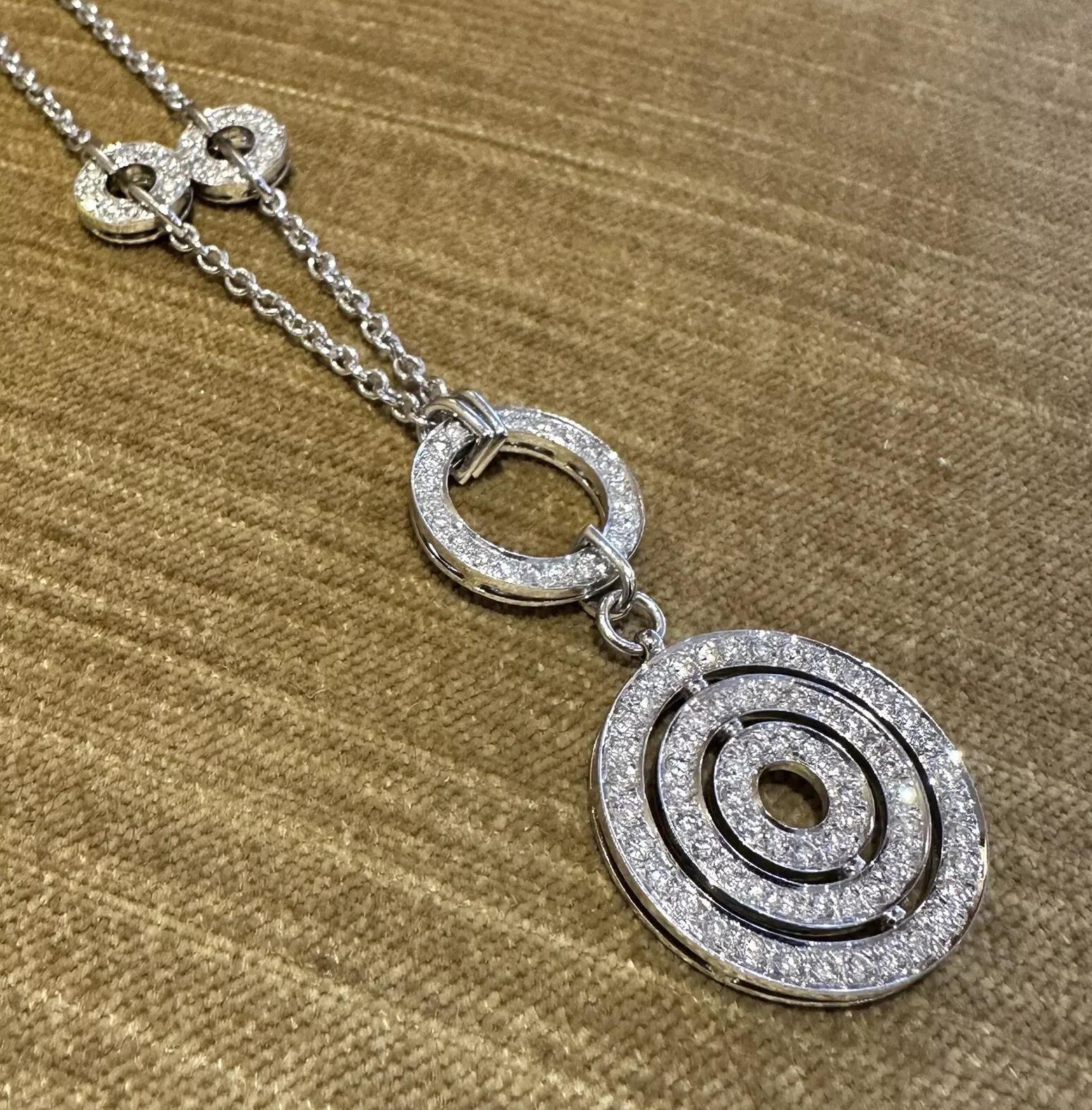 Collana con ciondolo a forma di cerchio con diamanti naturali in oro bianco 18 carati

La collana di diamanti presenta cerchi di diamanti tondi brillanti naturali incastonati nella catena e cerchi concentrici che formano il ciondolo a goccia, il