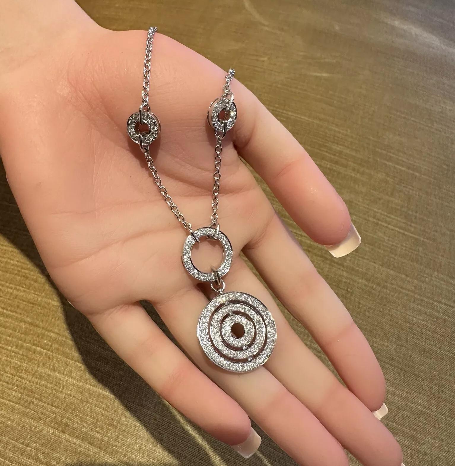 Collana con ciondolo a forma di cerchio con diamanti naturali in oro bianco 18 carati In condizioni ottime in vendita a La Jolla, CA