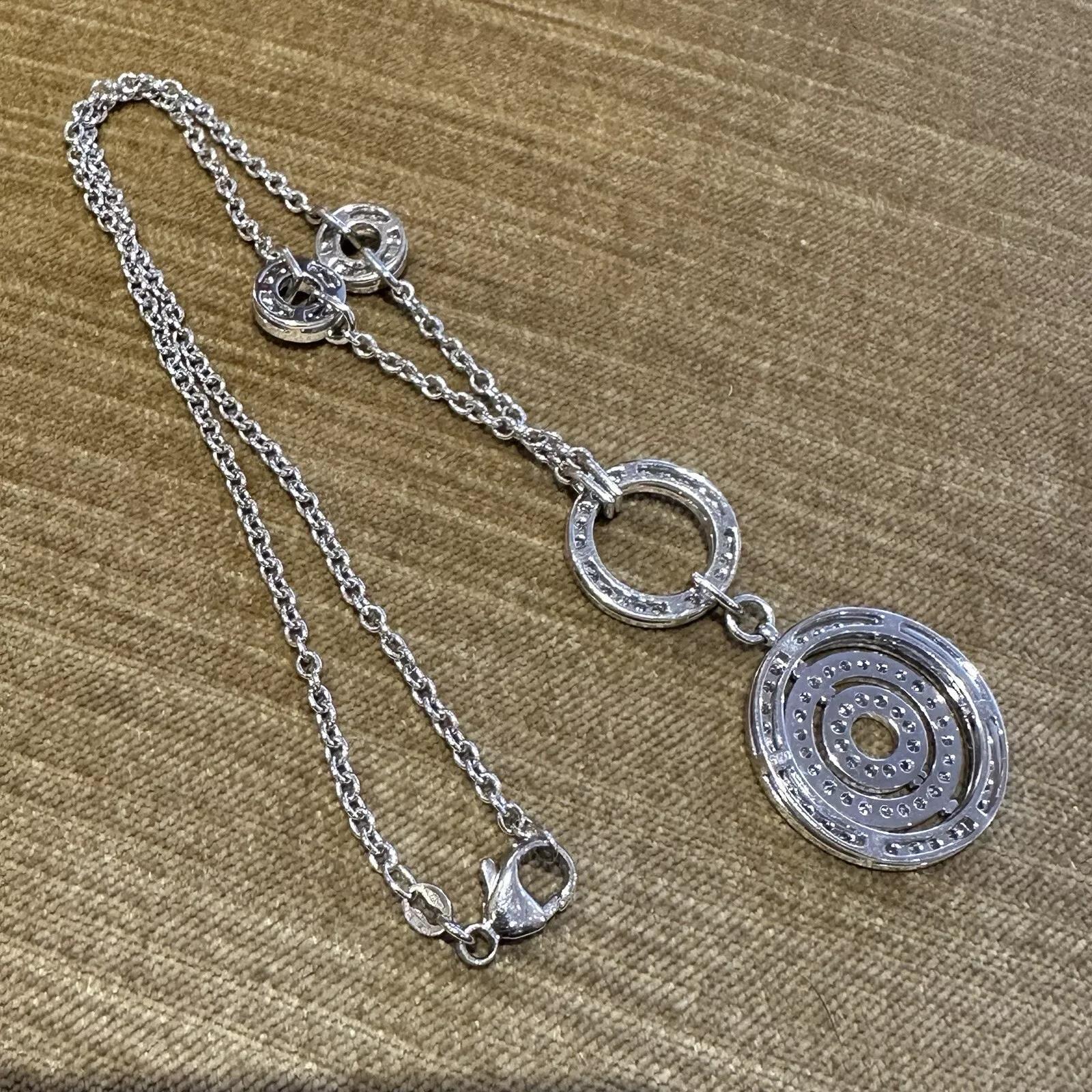 Collana con ciondolo a forma di cerchio con diamanti naturali in oro bianco 18 carati in vendita 2