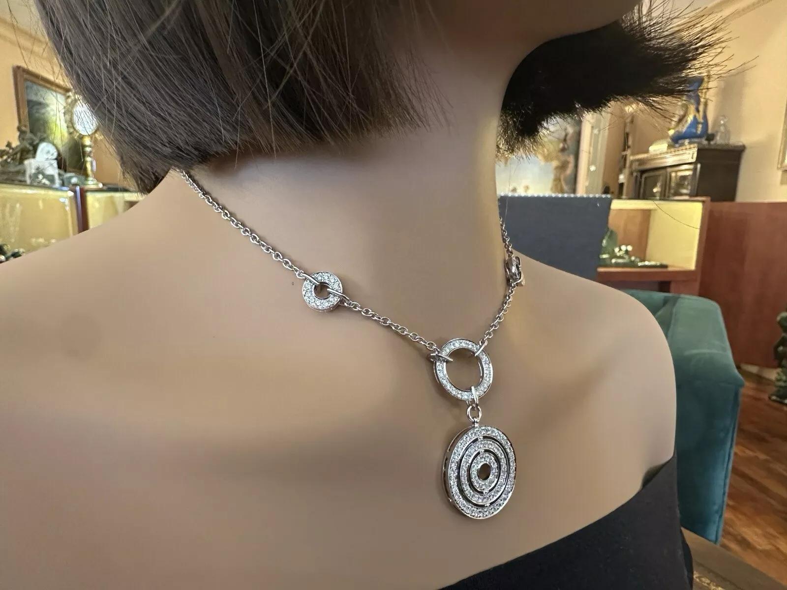 Collana con ciondolo a forma di cerchio con diamanti naturali in oro bianco 18 carati in vendita 3