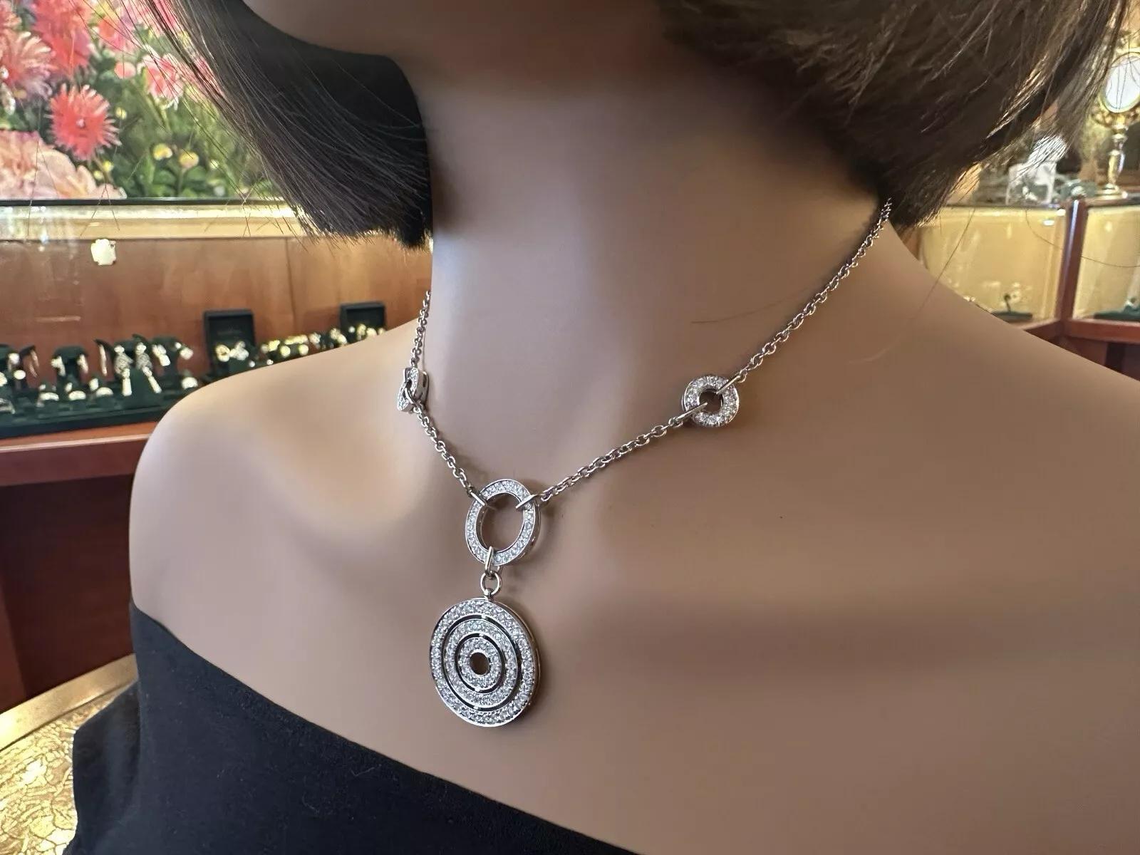 Collana con ciondolo a forma di cerchio con diamanti naturali in oro bianco 18 carati in vendita 4