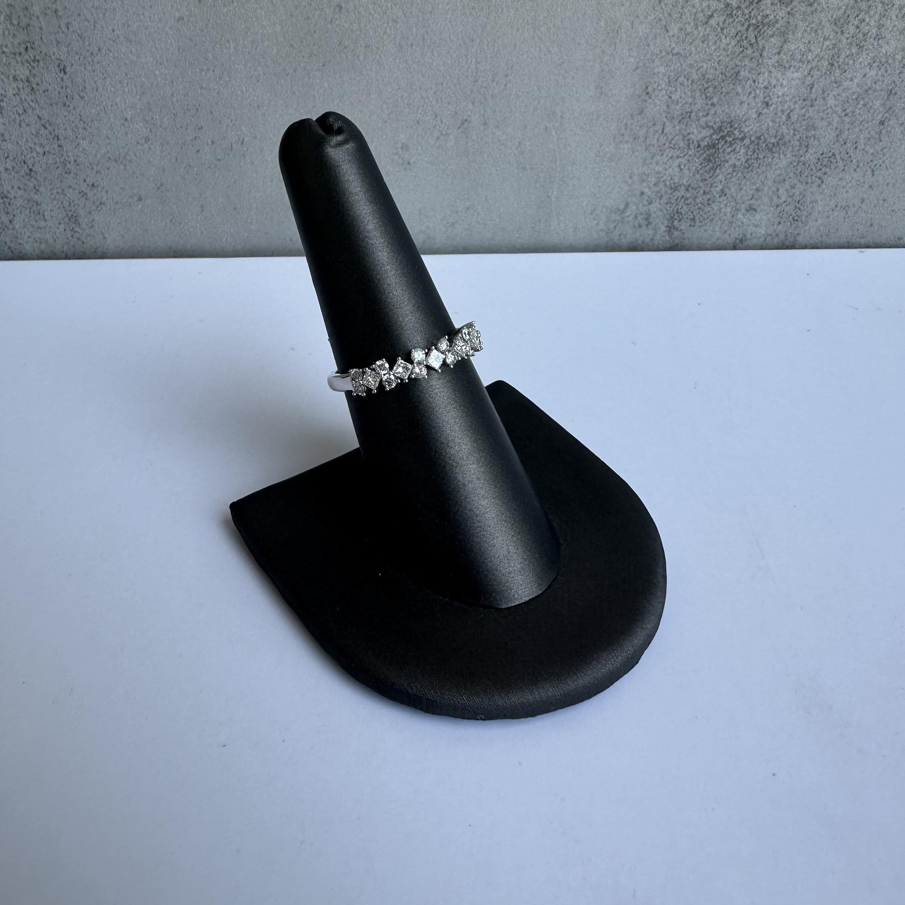 Arricchisci la tua collezione di gioielli con questo splendido bracciale a grappolo con diamanti in oro bianco 14 carati. Con 0,50 carati di diamanti GH SI2-I1 rotondi e taglio princess, questo anello combina una bellezza senza tempo con una