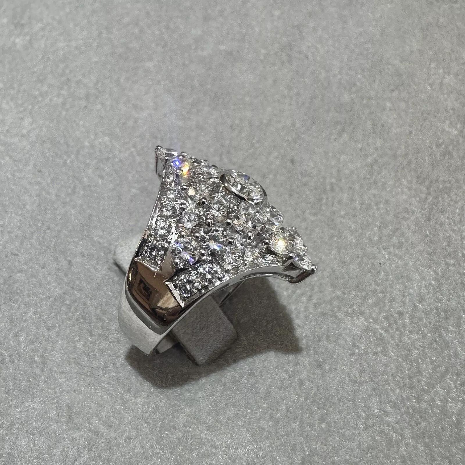 Anillo de Cóctel de Diamantes Naturales de 2,03 quilates de peso total en Platino Corte redondo en venta