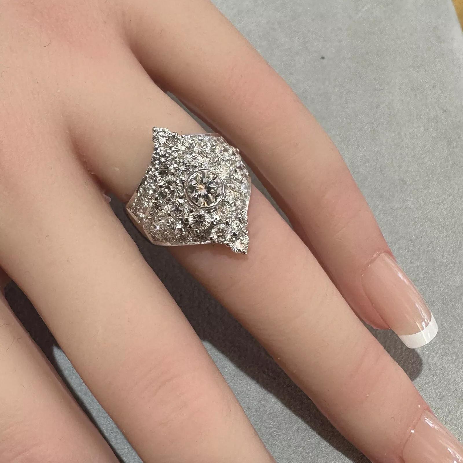 De las mujeres Anillo de Cóctel de Diamantes Naturales de 2,03 quilates de peso total en Platino en venta