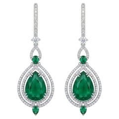 Pendientes con diamante natural y esmeralda sintética en oro de 14k