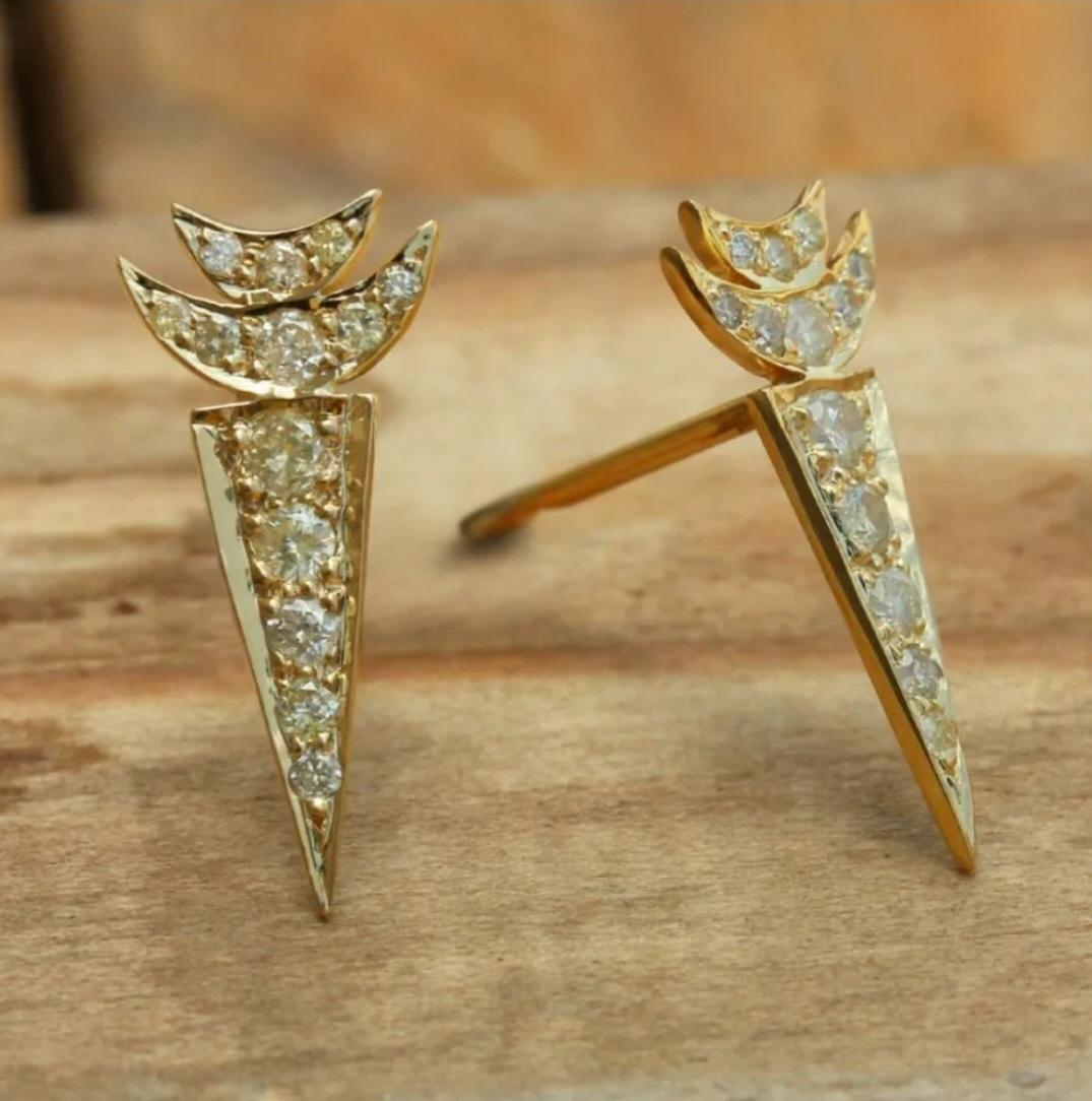 Natural Diamond Crescent Moon Earring Studs 14K Yellow Gold Luxury Jewelry Gift. In New Condition For Sale In Chicago, IL
