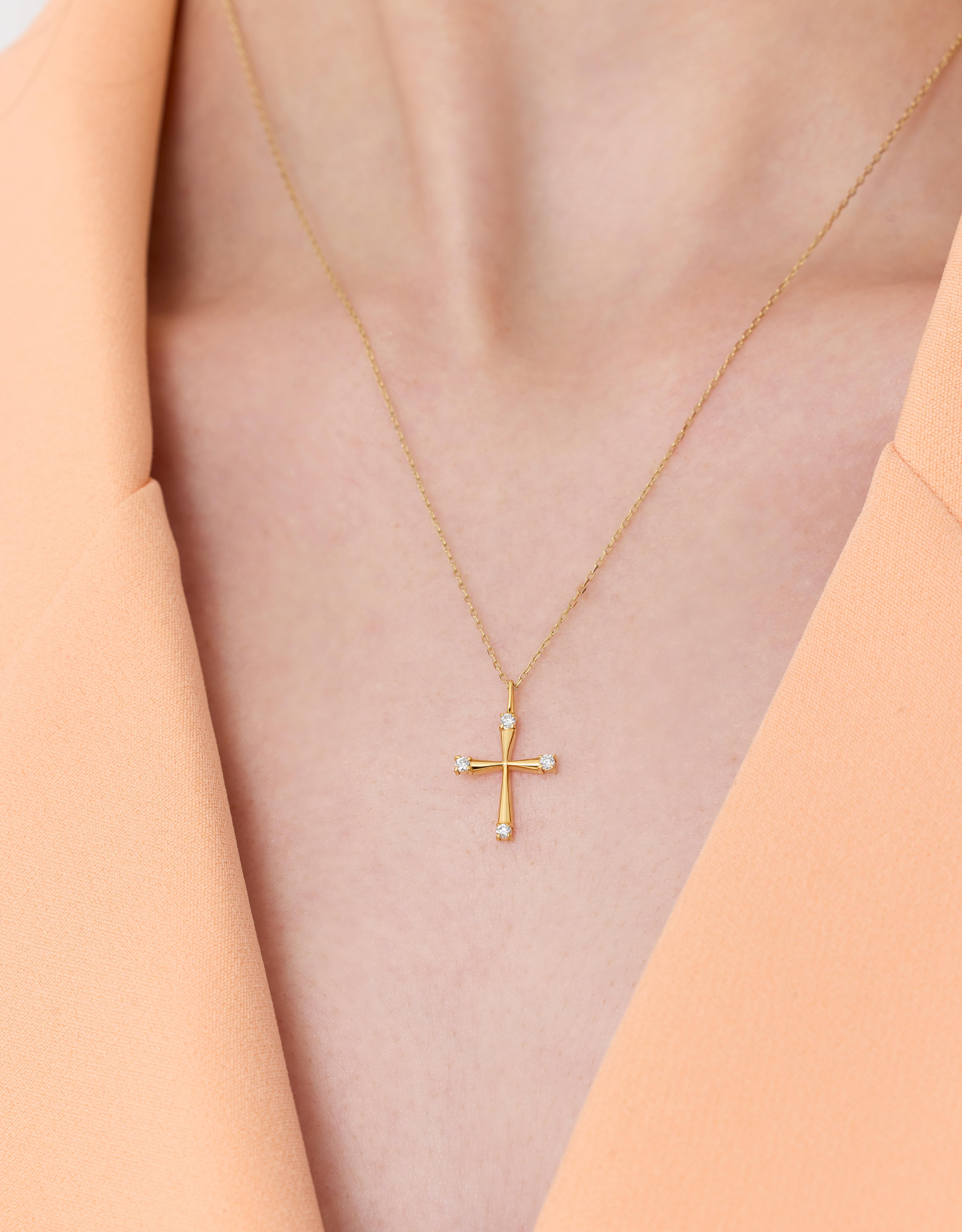 Le collane a croce della Collection'S simboleggiano la fede, la speranza e l'amore, mentre le mani di Fatima, note come Hamsa, offrono protezione e benedizioni. Entrambi sono impreziositi da diamanti di alta qualità, creando una miscela armoniosa di