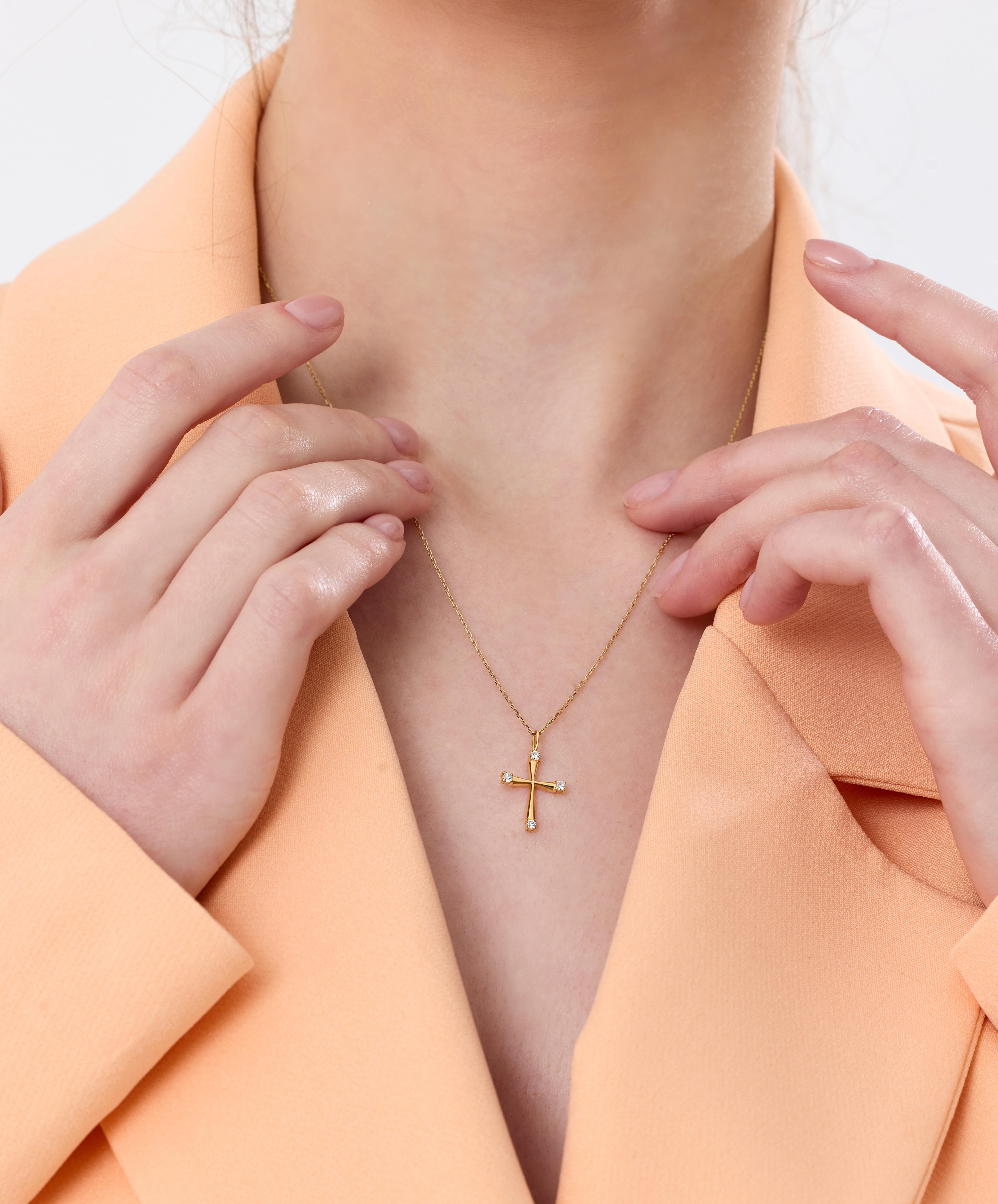 Collana con croce di diamanti naturali in oro massiccio da 0.08 carati In condizioni Nuovo in vendita a Fatih, 34