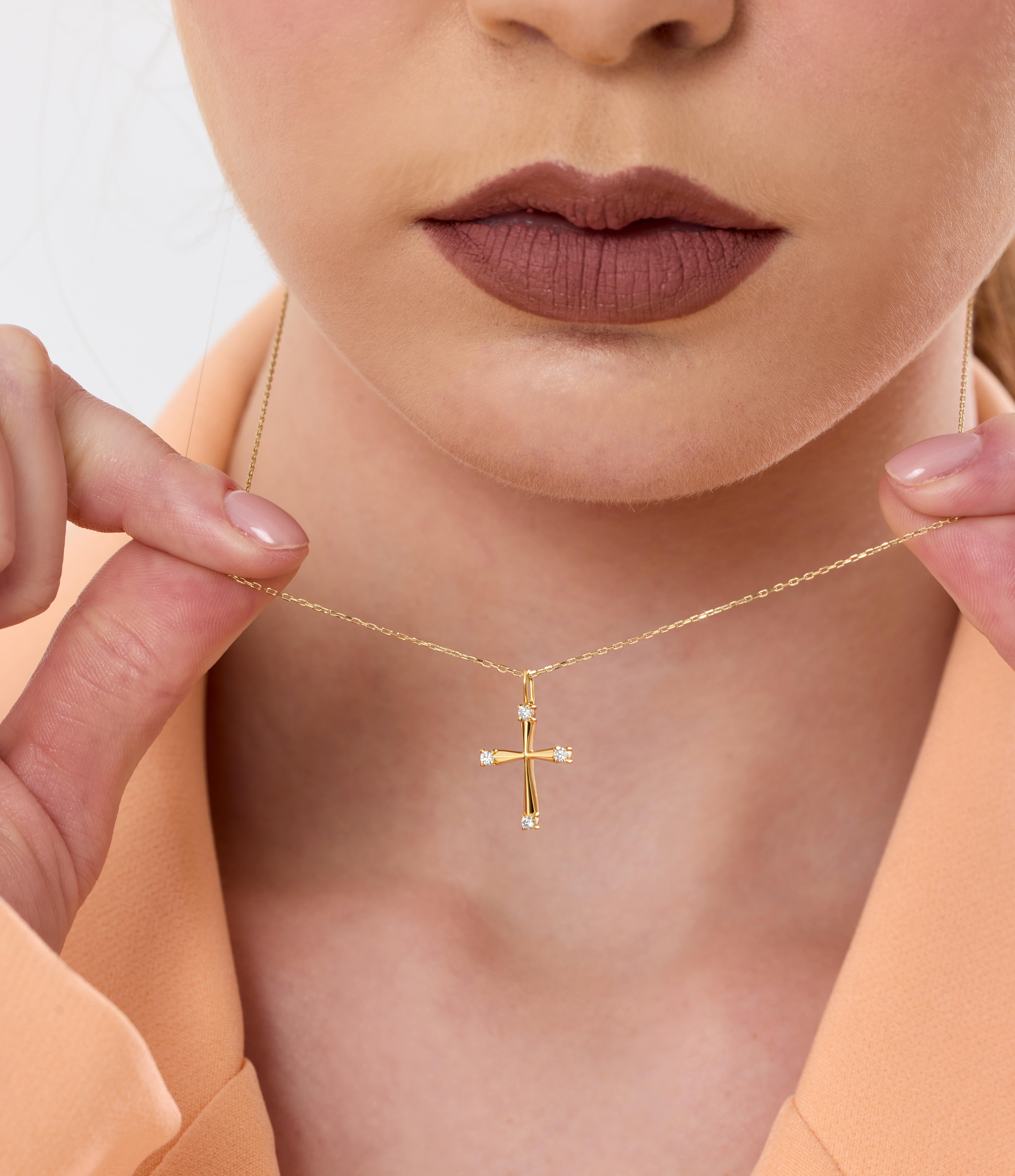 Donna Collana con croce di diamanti naturali in oro massiccio da 0.08 carati in vendita