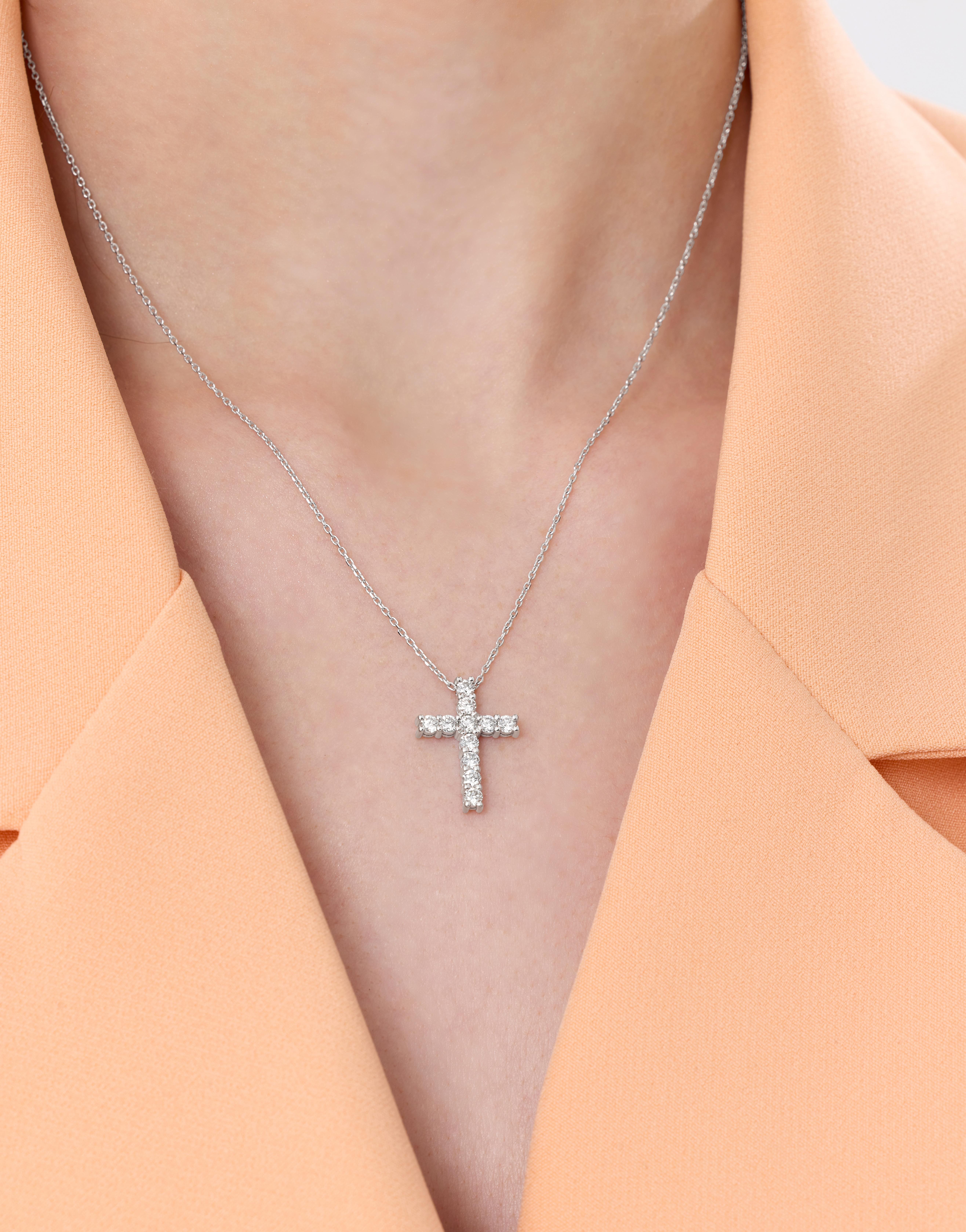 Les colliers en forme de croix de la Collection S symbolisent la foi, l'espoir et l'amour, tandis que les mains de Fatima, connues sous le nom de Hamsa, offrent protection et bénédiction. Tous deux sont ornés de diamants de haute qualité, créant un